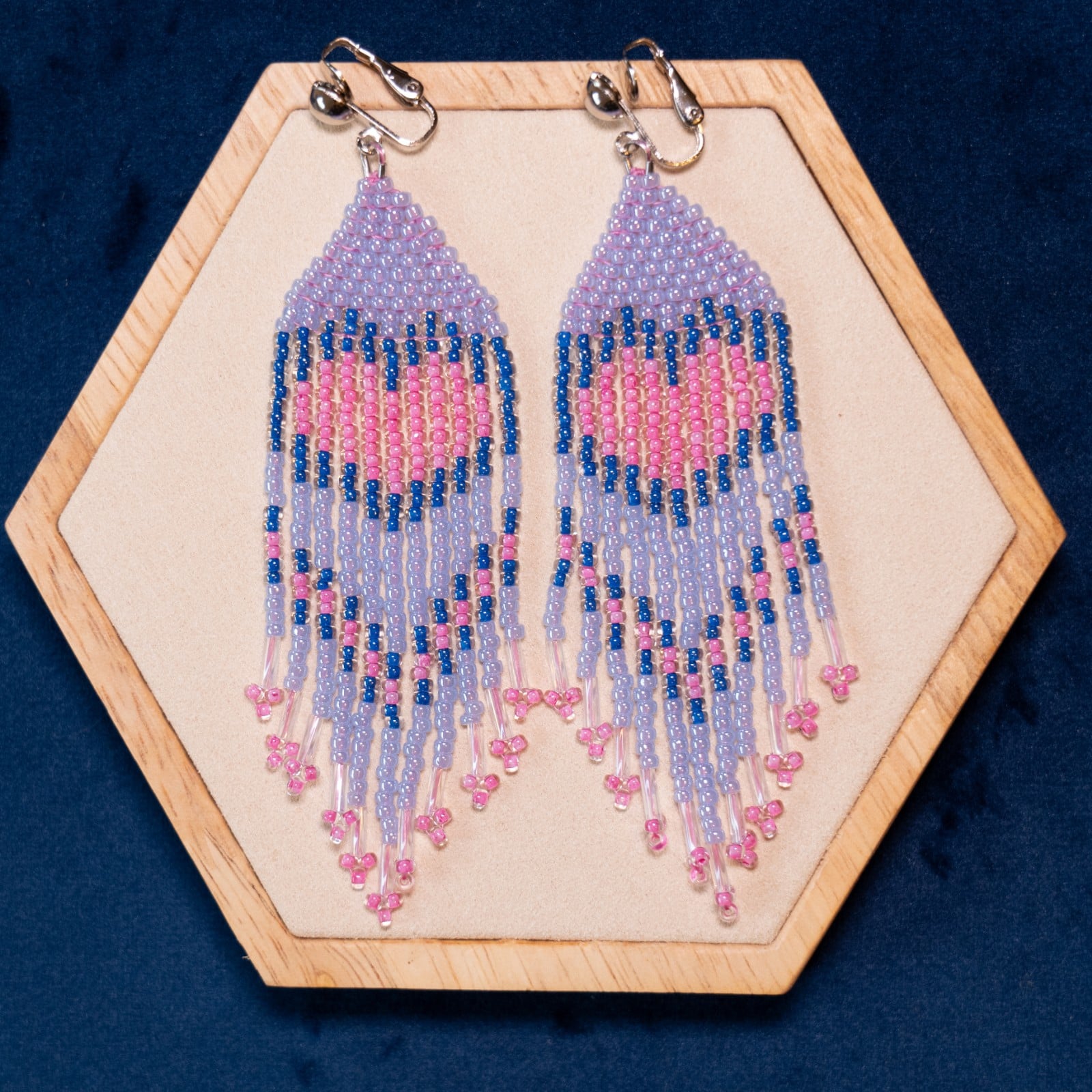 Fringe oorbellen met roze hart in ijsblauw - lange handgemaakte oorbellen