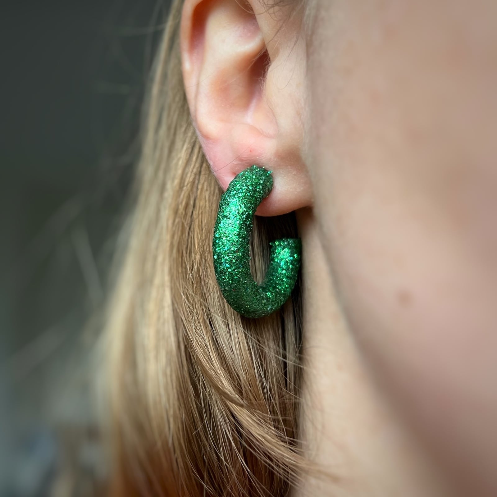 Glitter hoepel oorbellen (groen of rood)