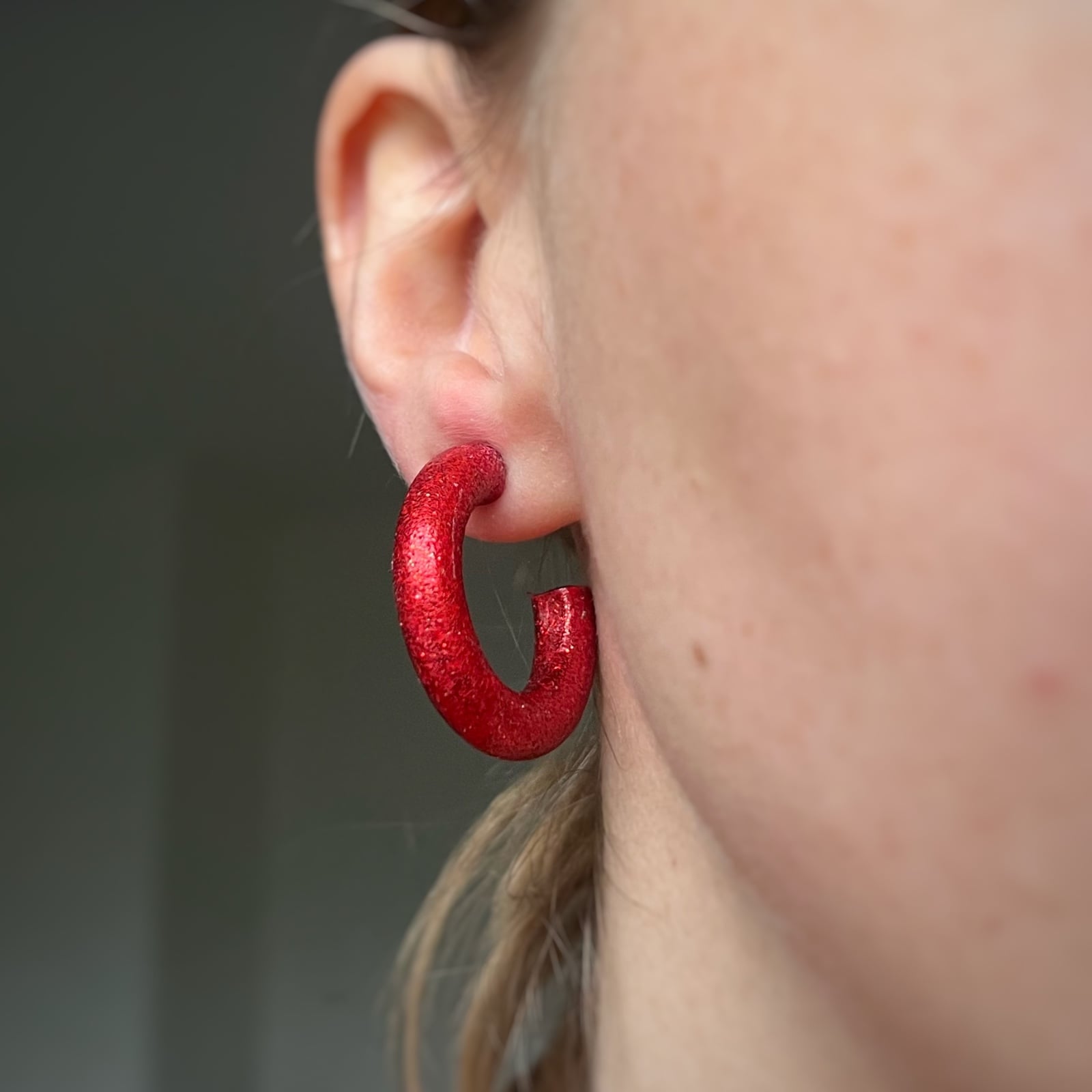 Glitter hoepel oorbellen (groen of rood)