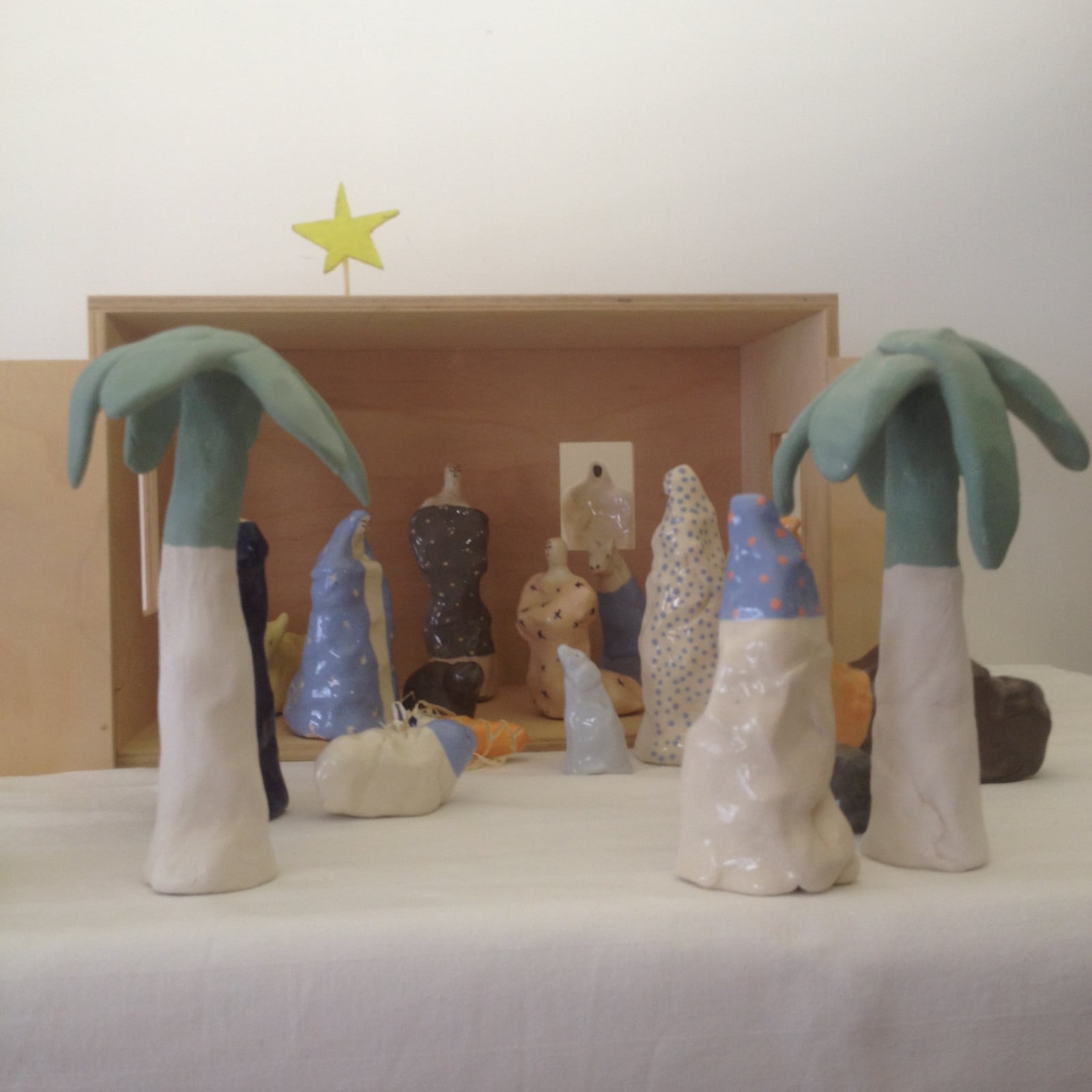 Moderne kerststal keramiek. Genummerd en gesigneerd. Nicolaas Maathui… - 109085 Moderne kerststal keramiek. Genummerd en gesigneerd. Nicolaas Maathuis (NIC-O)