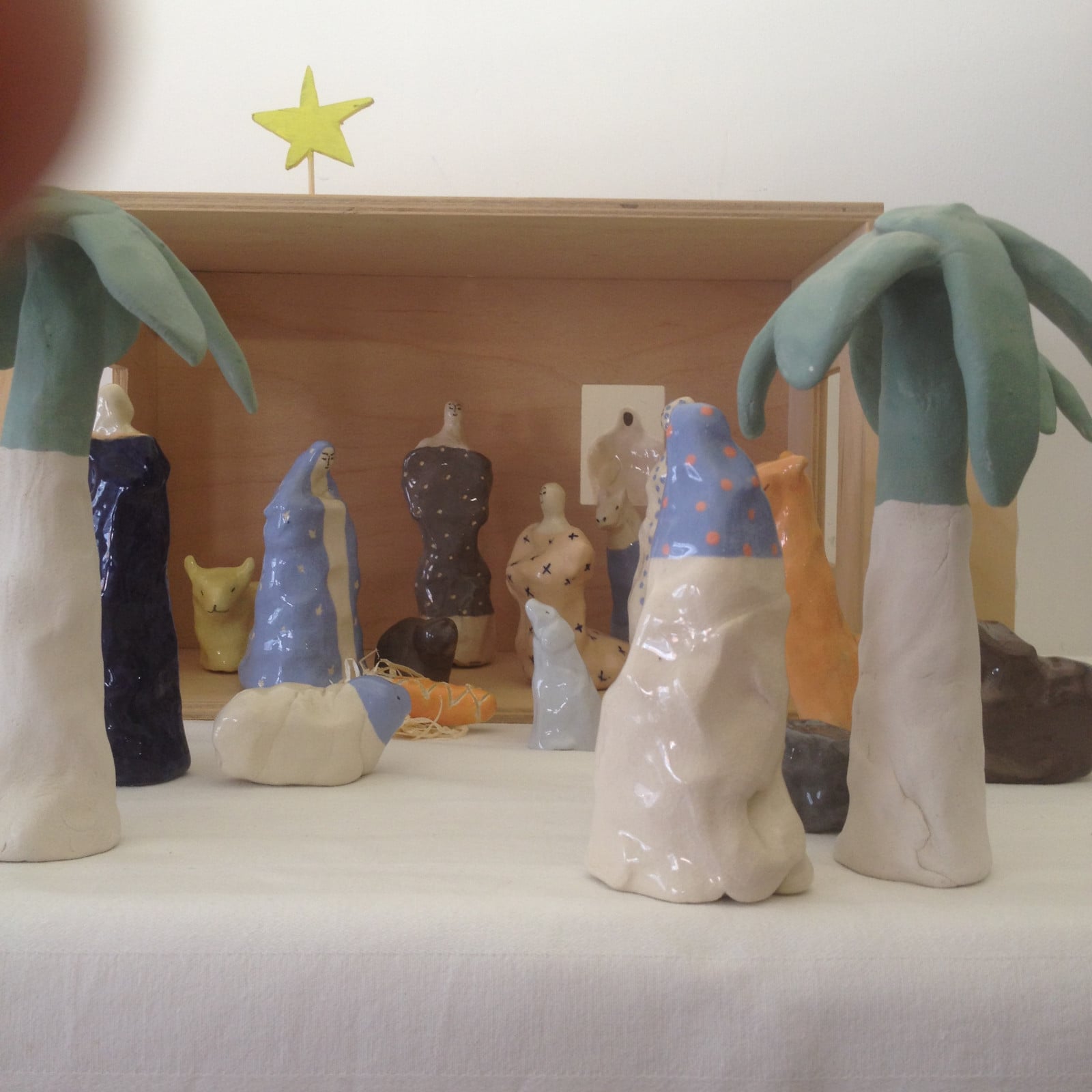 Moderne kerststal keramiek. Genummerd en gesigneerd. Nicolaas Maathui… - 109086 Moderne kerststal keramiek. Genummerd en gesigneerd. Nicolaas Maathuis (NIC-O)