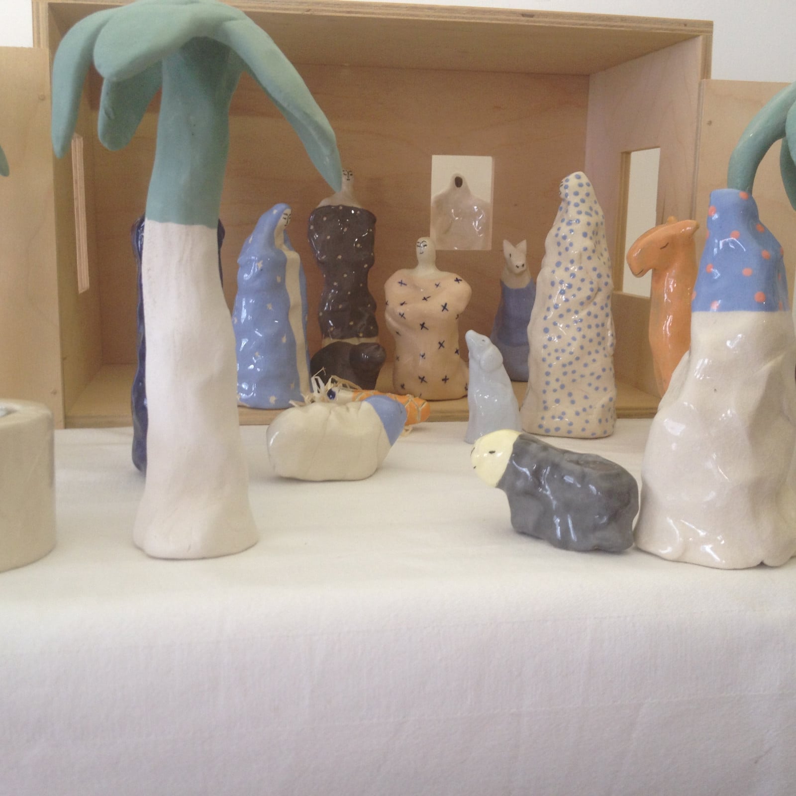 Moderne kerststal keramiek. Genummerd en gesigneerd. Nicolaas Maathui… - 109087 Moderne kerststal keramiek. Genummerd en gesigneerd. Nicolaas Maathuis (NIC-O)