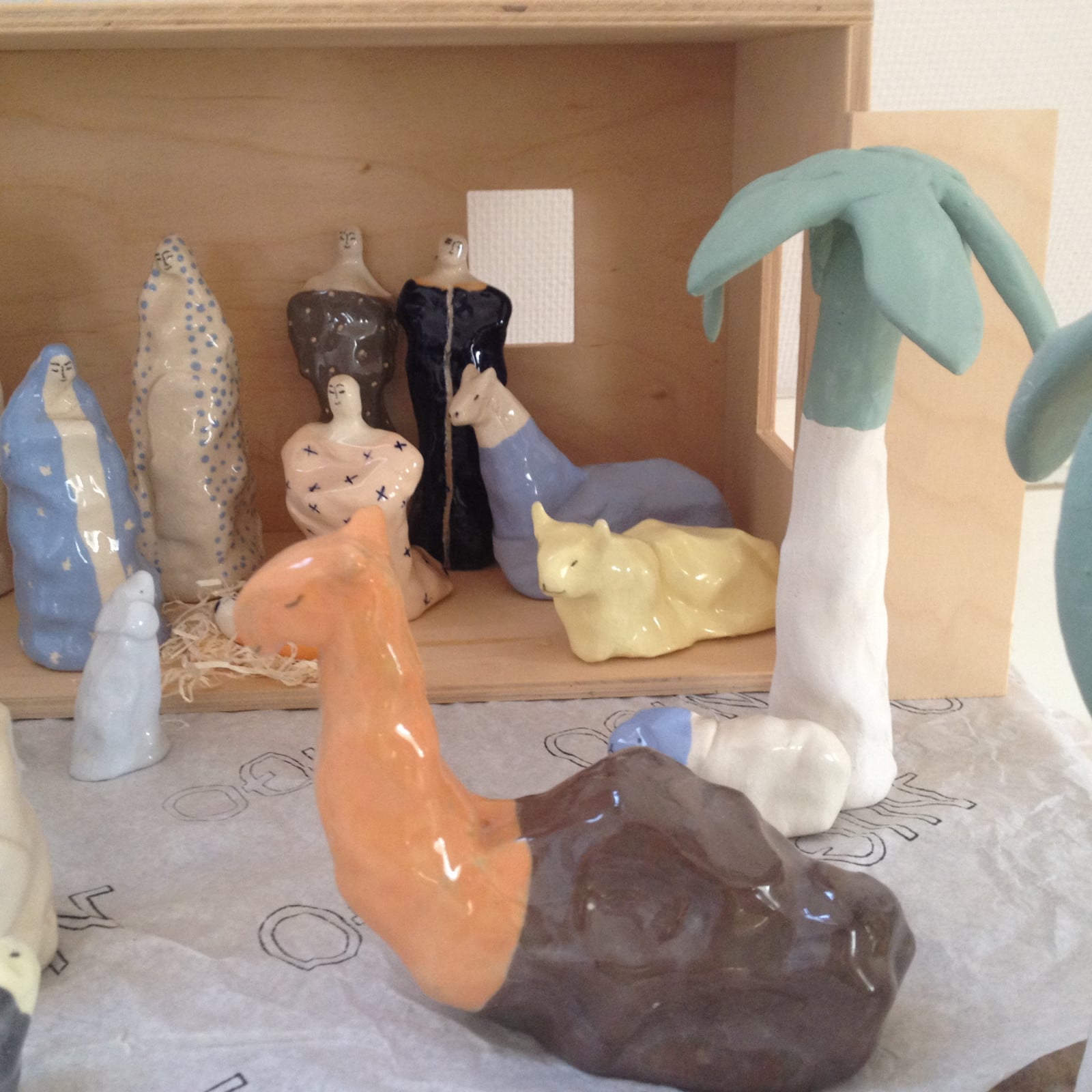 Moderne kerststal keramiek. Genummerd en gesigneerd. Nicolaas Maathui… - 109088 Moderne kerststal keramiek. Genummerd en gesigneerd. Nicolaas Maathuis (NIC-O)