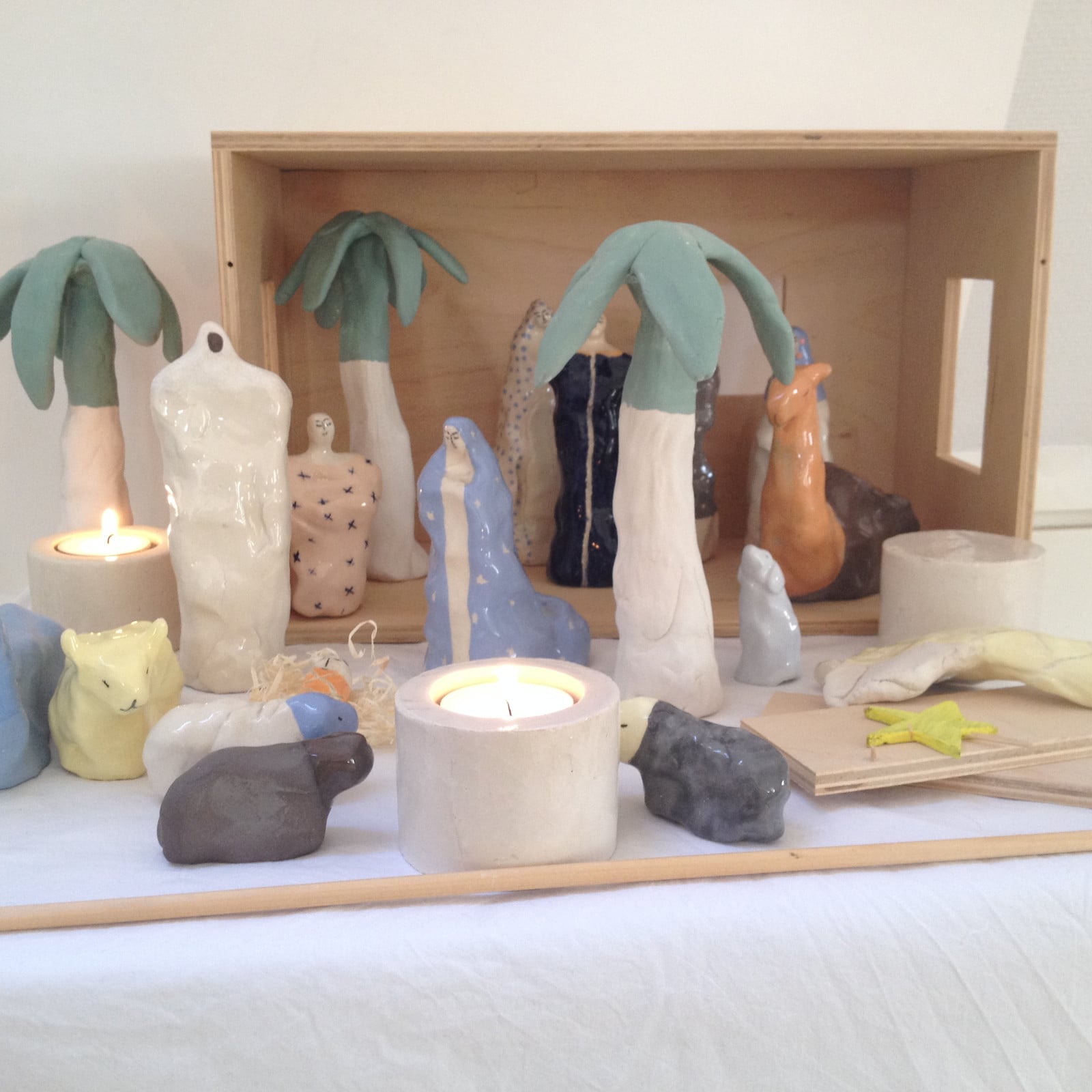 Moderne kerststal keramiek. Genummerd en gesigneerd. Nicolaas Maathui… - 109089 Moderne kerststal keramiek. Genummerd en gesigneerd. Nicolaas Maathuis (NIC-O)