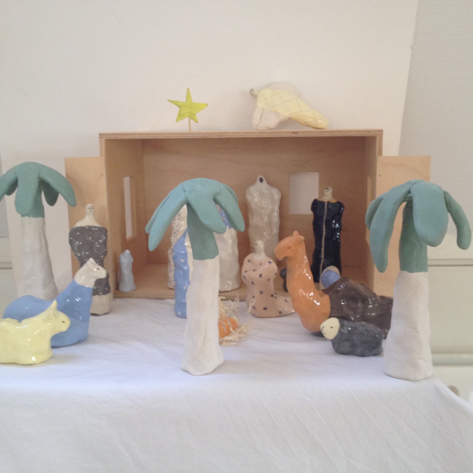 Moderne kerststal keramiek. Genummerd en gesigneerd. Nicolaas Maathui… - 109090 Moderne kerststal keramiek. Genummerd en gesigneerd. Nicolaas Maathuis (NIC-O)