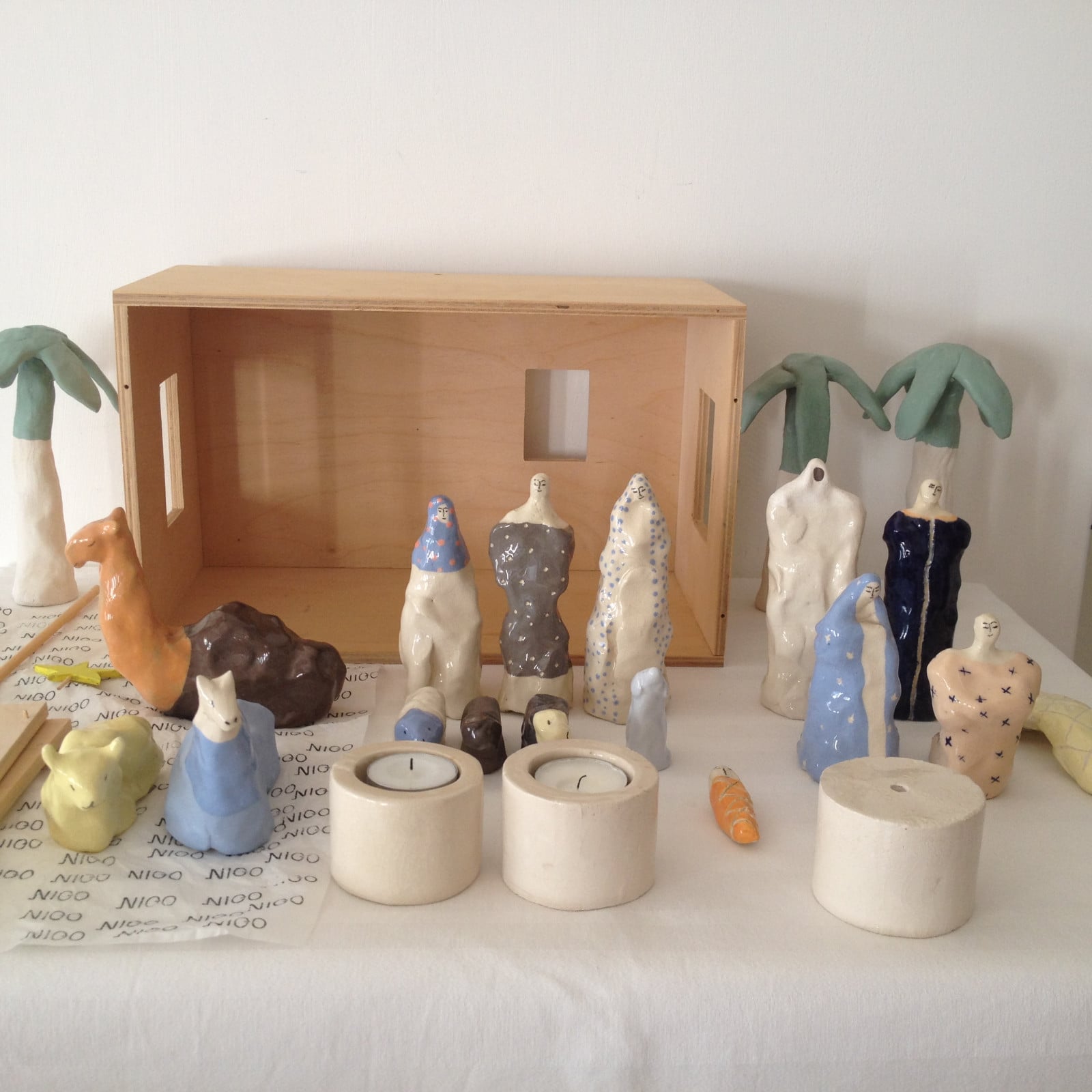 Moderne kerststal keramiek. Genummerd en gesigneerd. Nicolaas Maathui… - 109091 Moderne kerststal keramiek. Genummerd en gesigneerd. Nicolaas Maathuis (NIC-O)