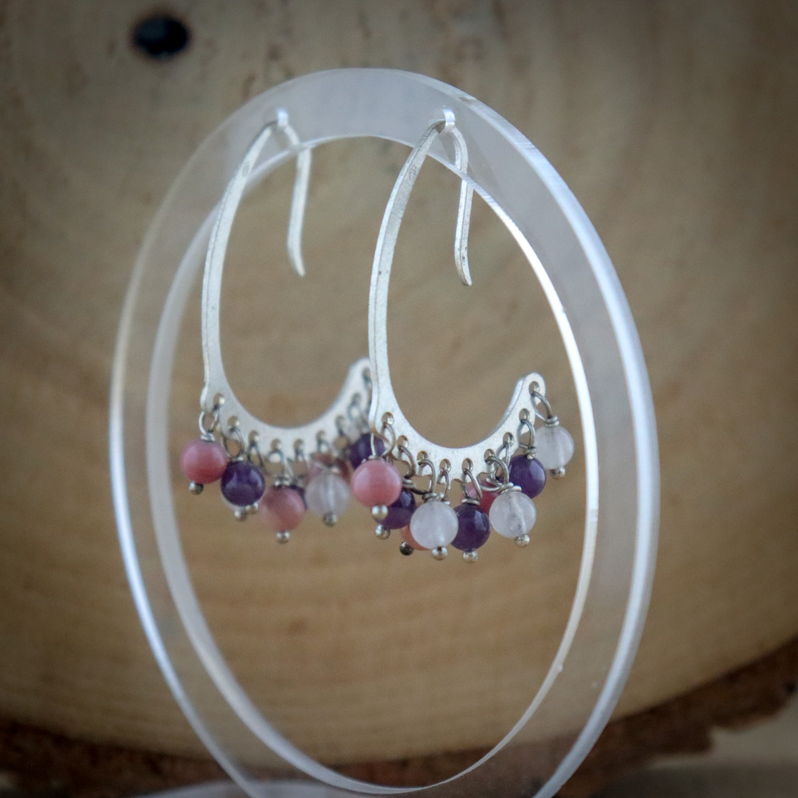 Dansende Kleuren – Zilveren Hoepel Oorbellen met Kristallen en Edelstenen