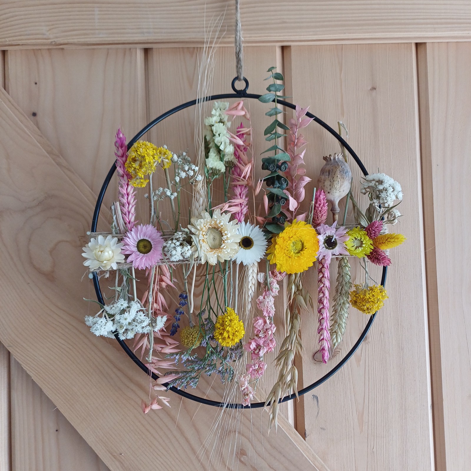 Flowerpowerring/droogbloemenkrans met fleurige droogbloemen
