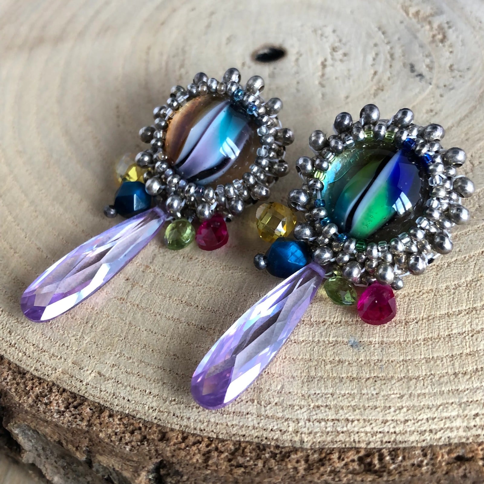 Gedurfd & Expressief, Geborduurde Oorbellen met Lampwork Glas en Edelstenen