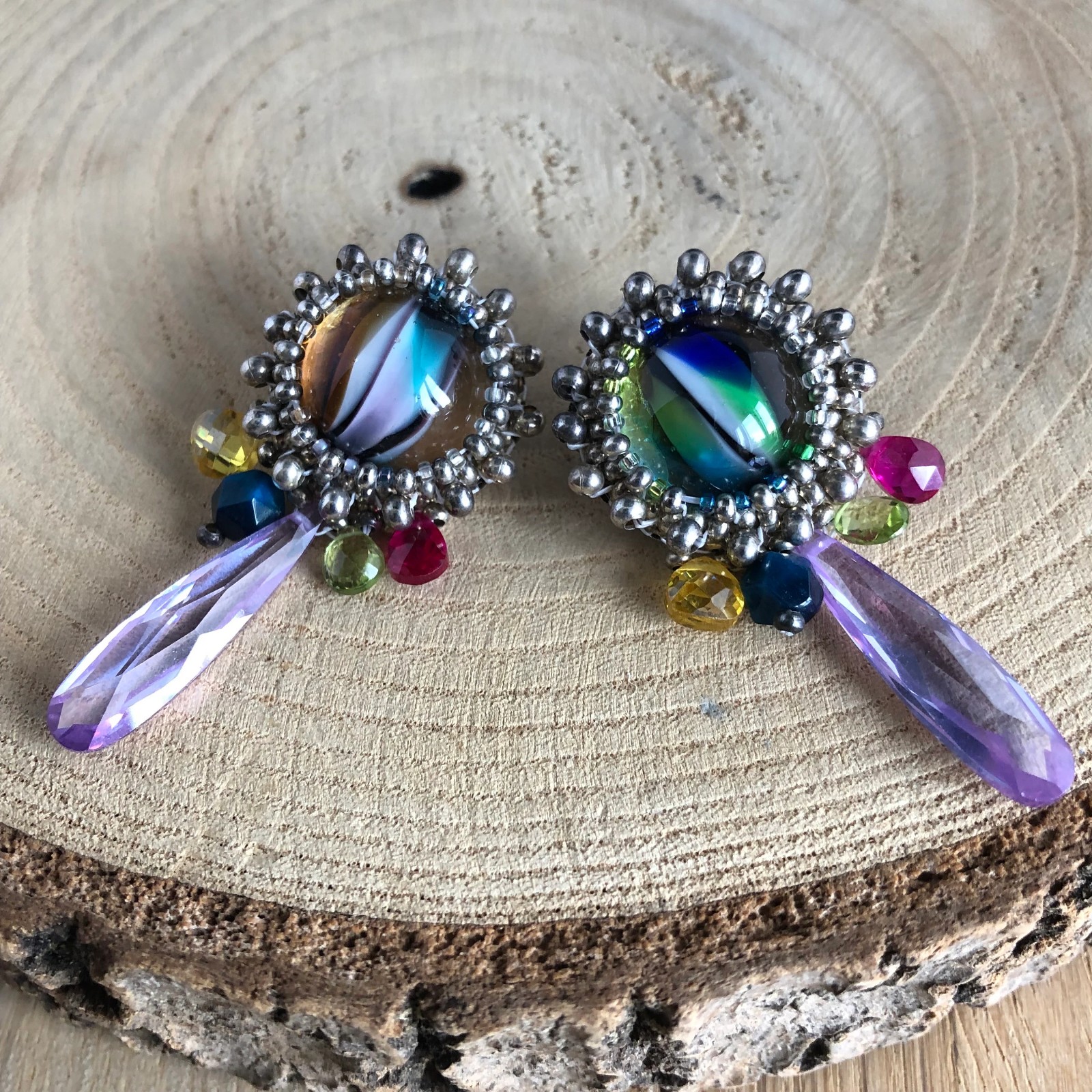 Gedurfd & Expressief, Geborduurde Oorbellen met Lampwork Glas en Edelstenen