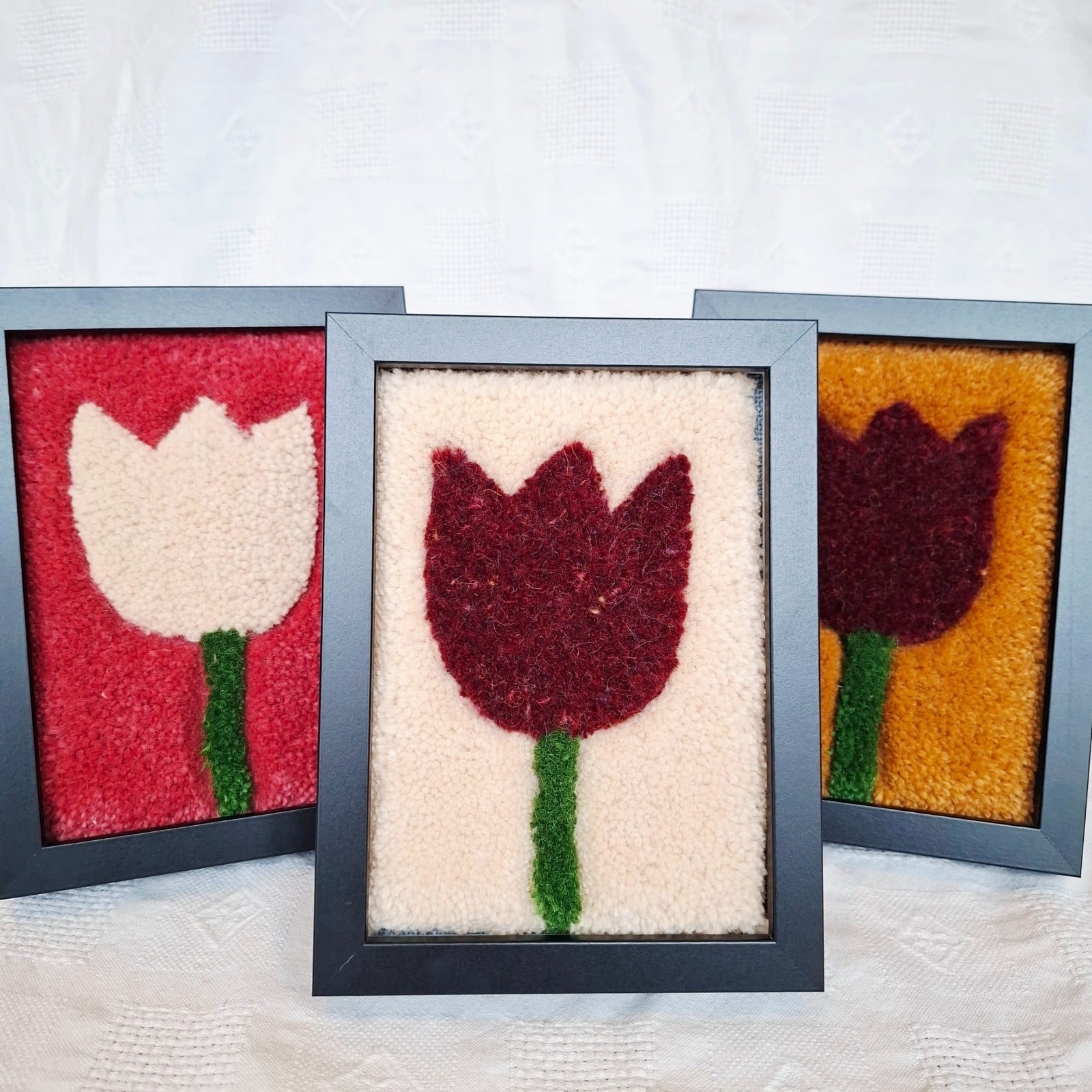 Getuft rood tulpen portretje van wol (15x20 cm) – minimalistische textiel wanddecoratie
