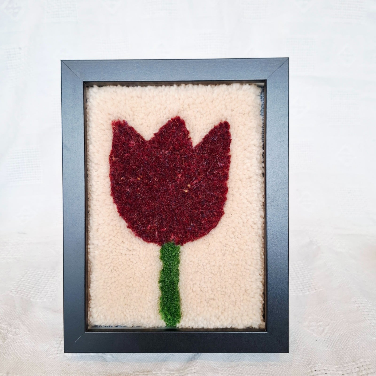 Getuft rood tulpen portretje van wol (15x20 cm) – minimalistische textiel wanddecoratie