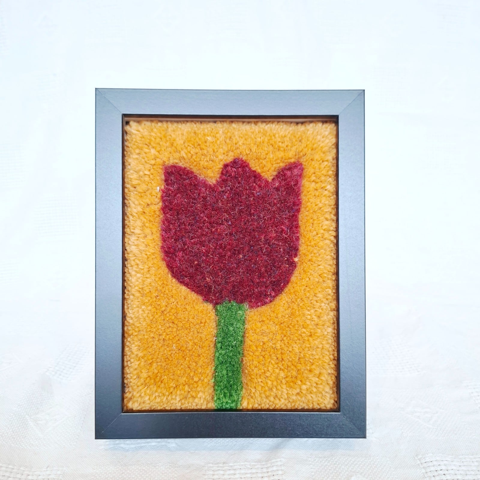 Getuft rood tulpen portretje van wol (15x20 cm) – minimalistische textiel wanddecoratie