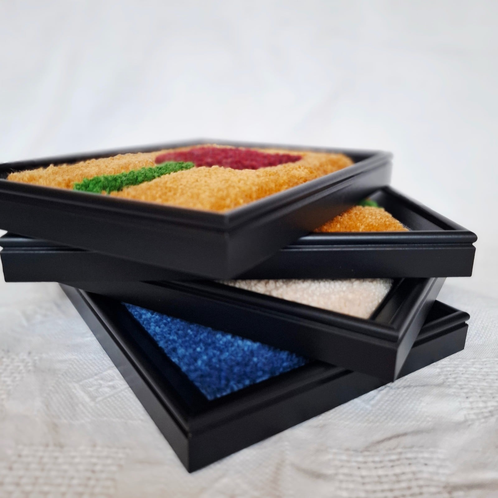 Getufte tulpen portretje van wol (15x20cm) - minimalistische textiel wanddecoratie