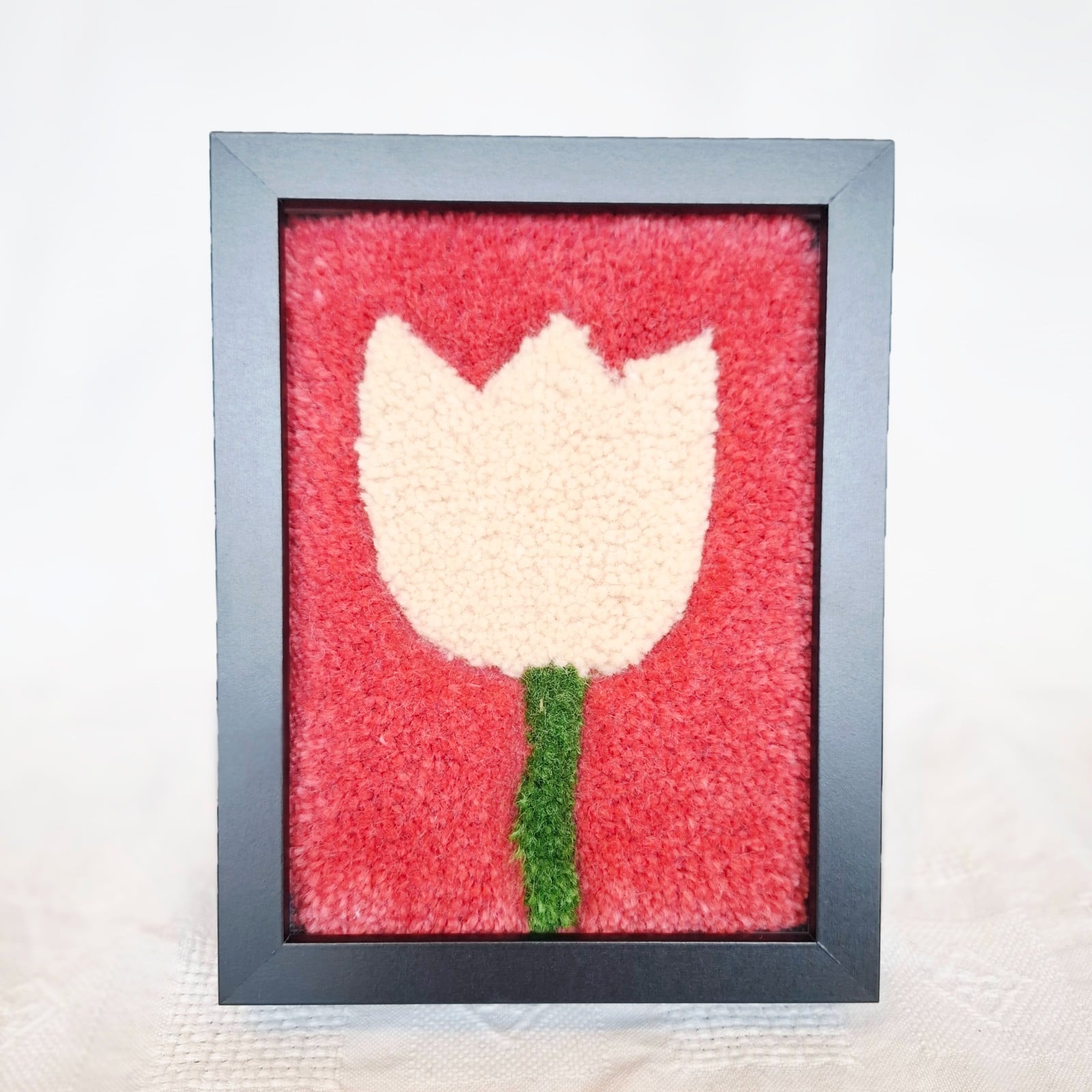 Getufte tulpen portretje van wol (15x20cm) - minimalistische textiel wanddecoratie
