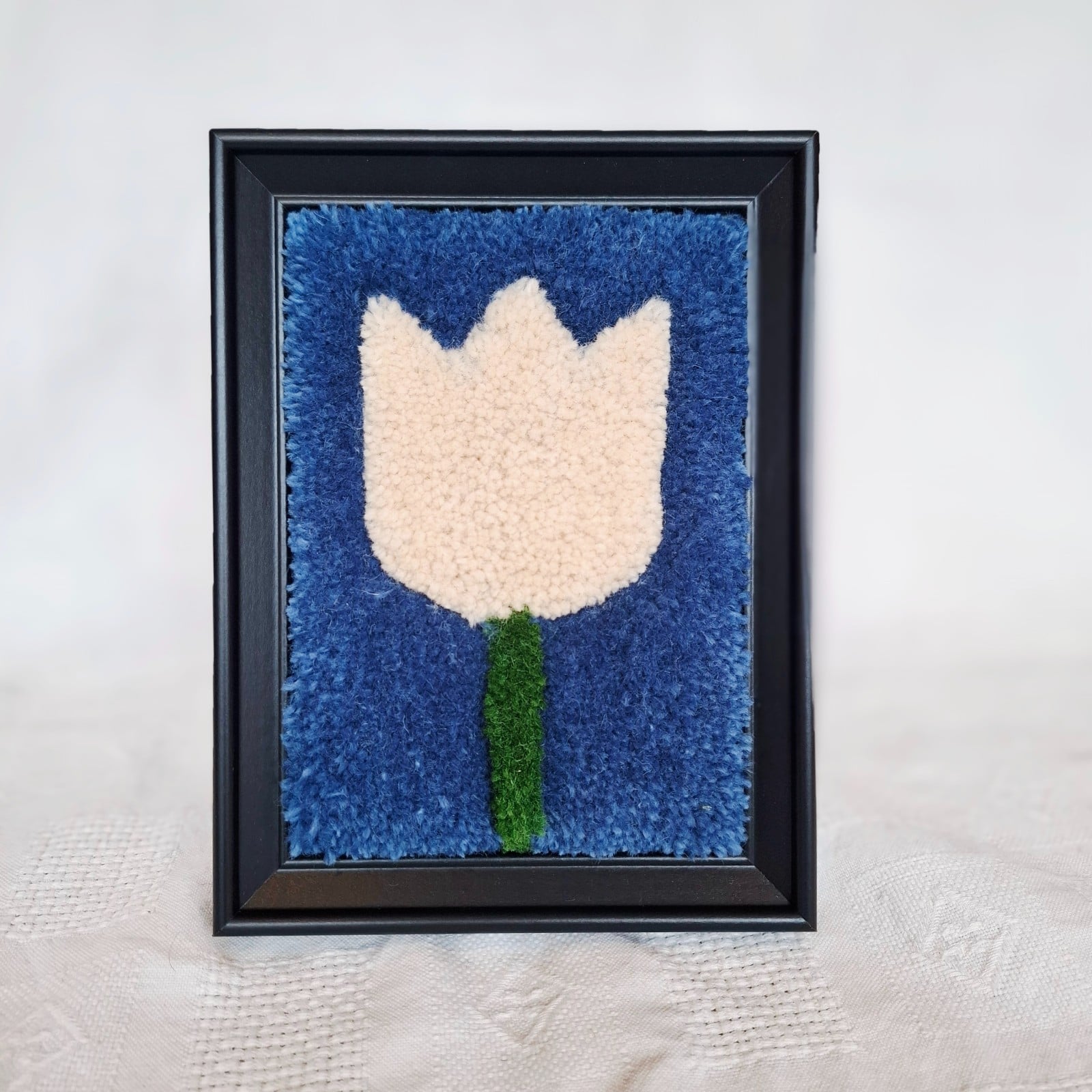 Getufte tulpen portretje van wol (15x20cm) - minimalistische textiel wanddecoratie