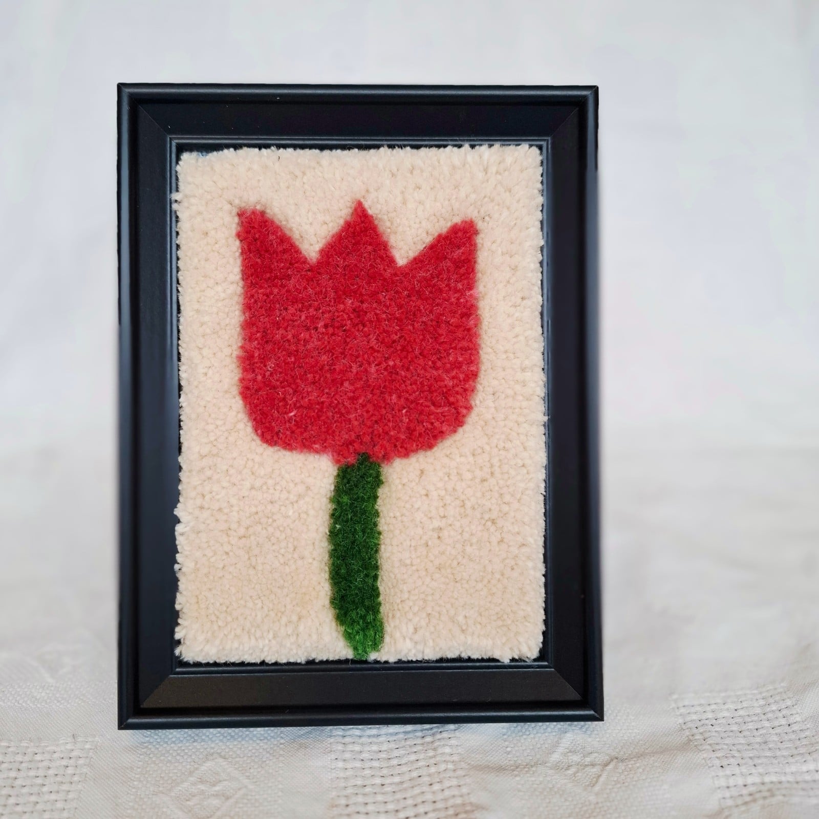 Getufte tulpen portretje van wol (15x20cm) - minimalistische textiel wanddecoratie