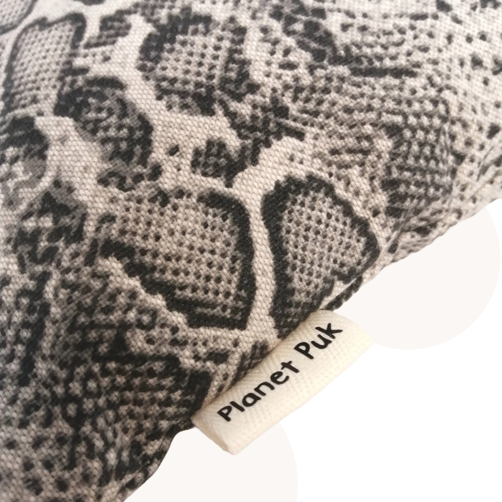 Handgemaakt kussen met slangenprint | Stoer & tijdloos