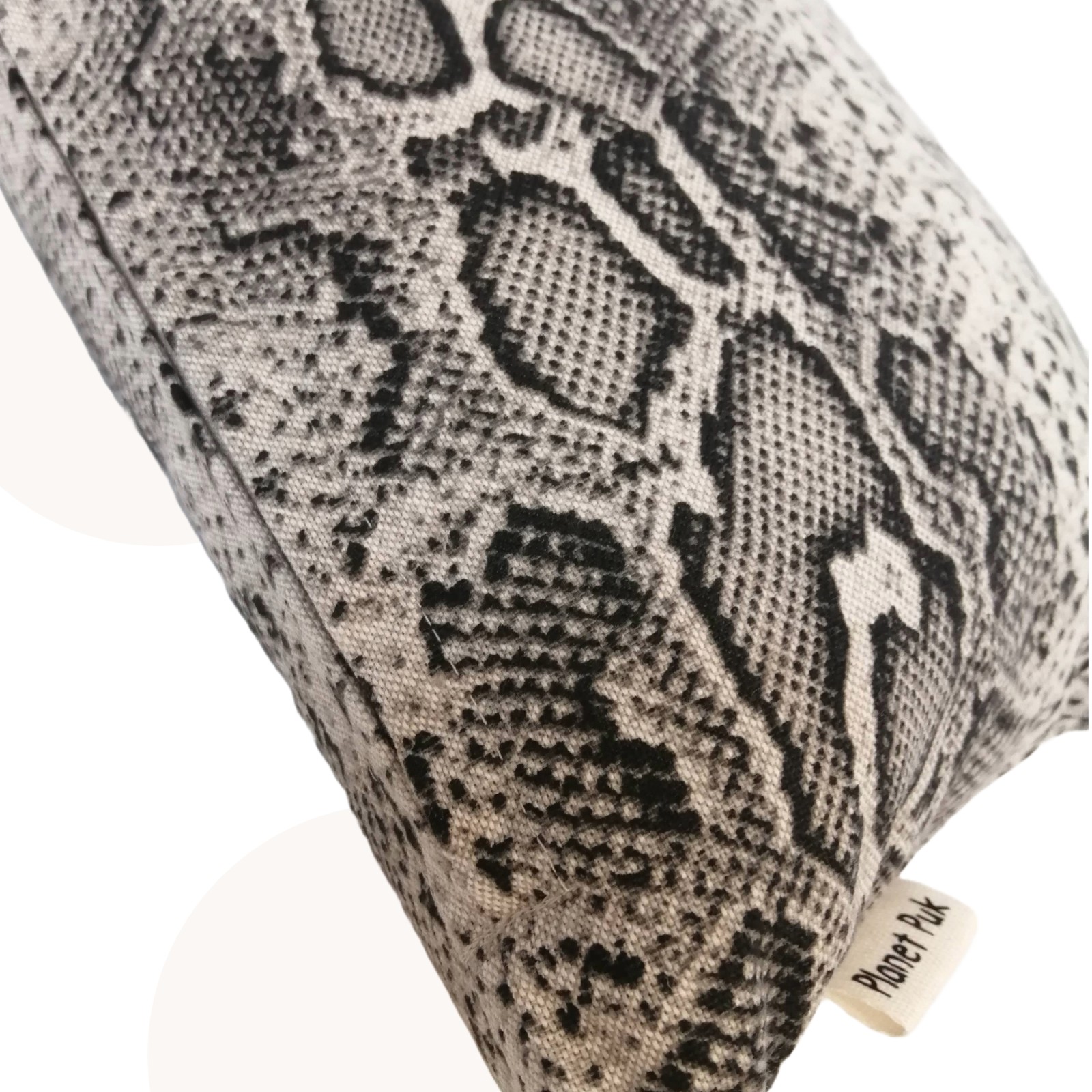 Handgemaakt kussen met slangenprint | Stoer & tijdloos