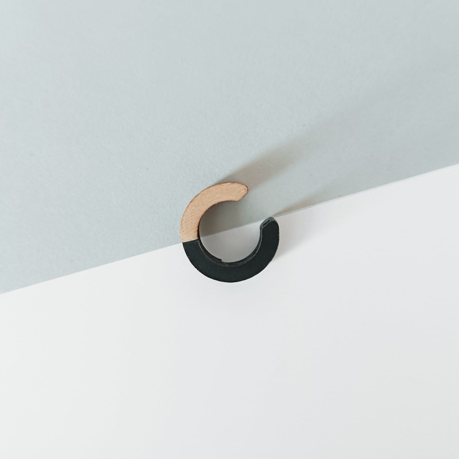 Hout met zwart kunststof geometrische cuff oorbel