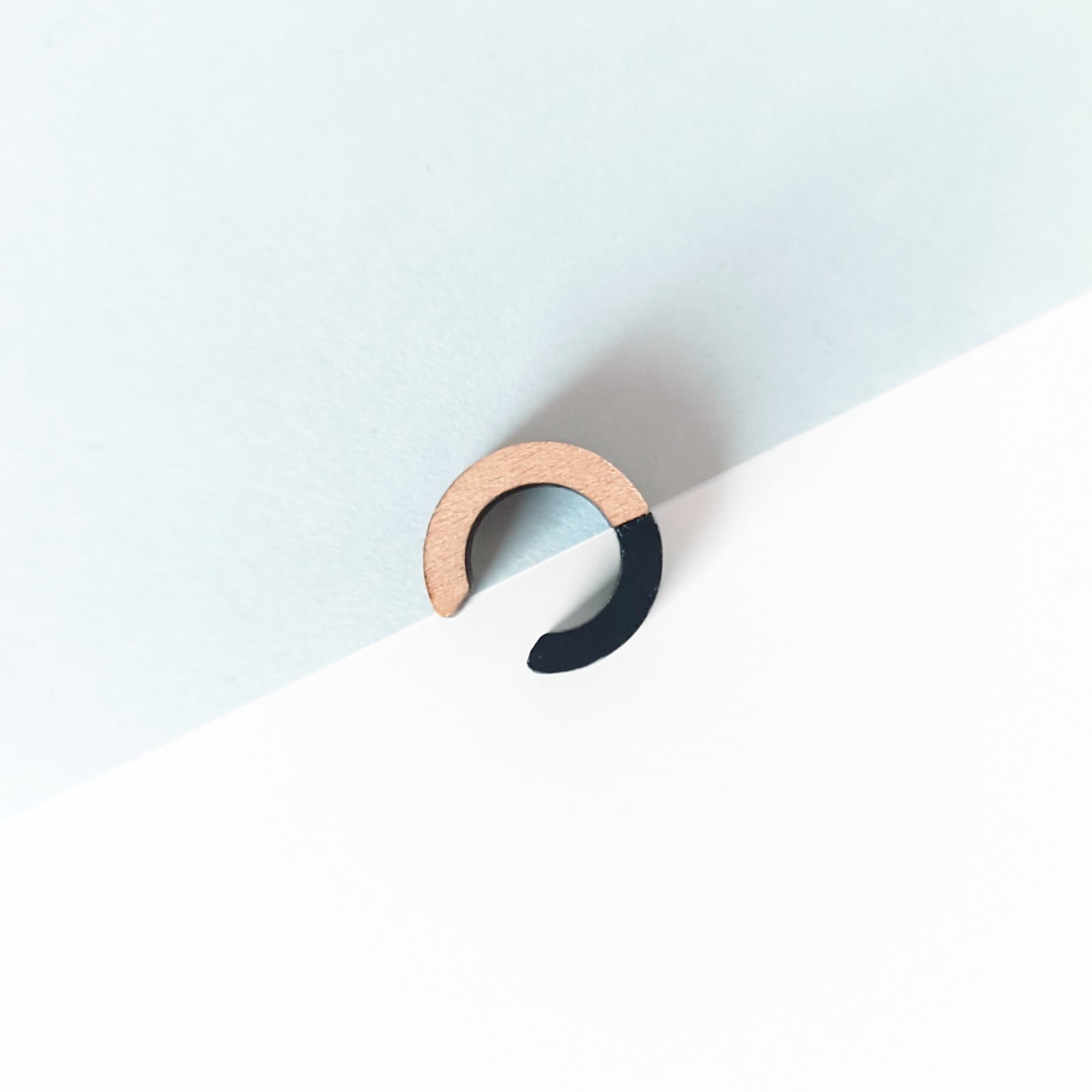 Hout met zwart kunststof geometrische cuff oorbel