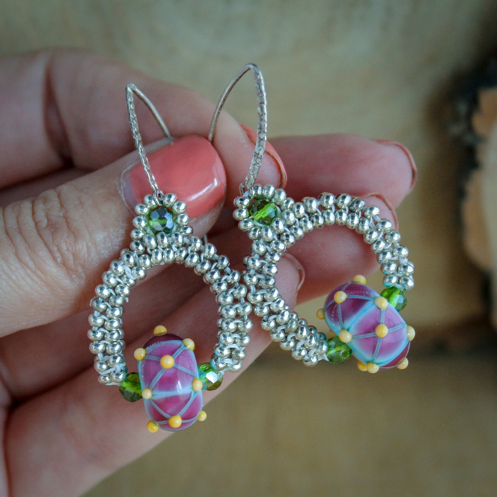 Ingetogen & kunstzinnig – Kleurrijke Oorbellen van Lampwork Glas en Zilver