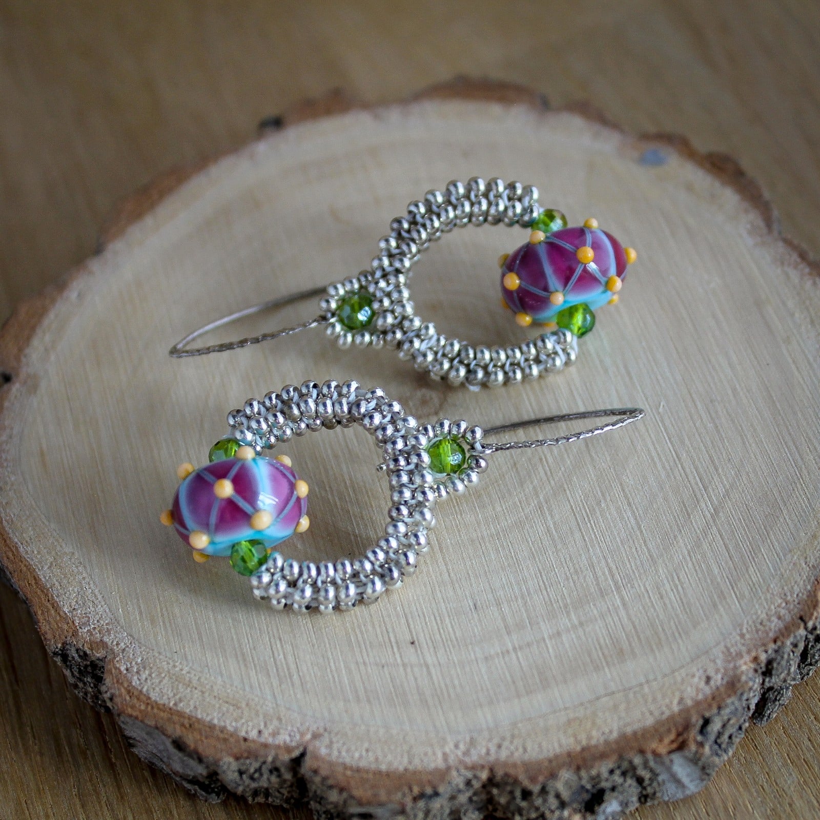 Ingetogen & kunstzinnig – Kleurrijke Oorbellen van Lampwork Glas en Zilver