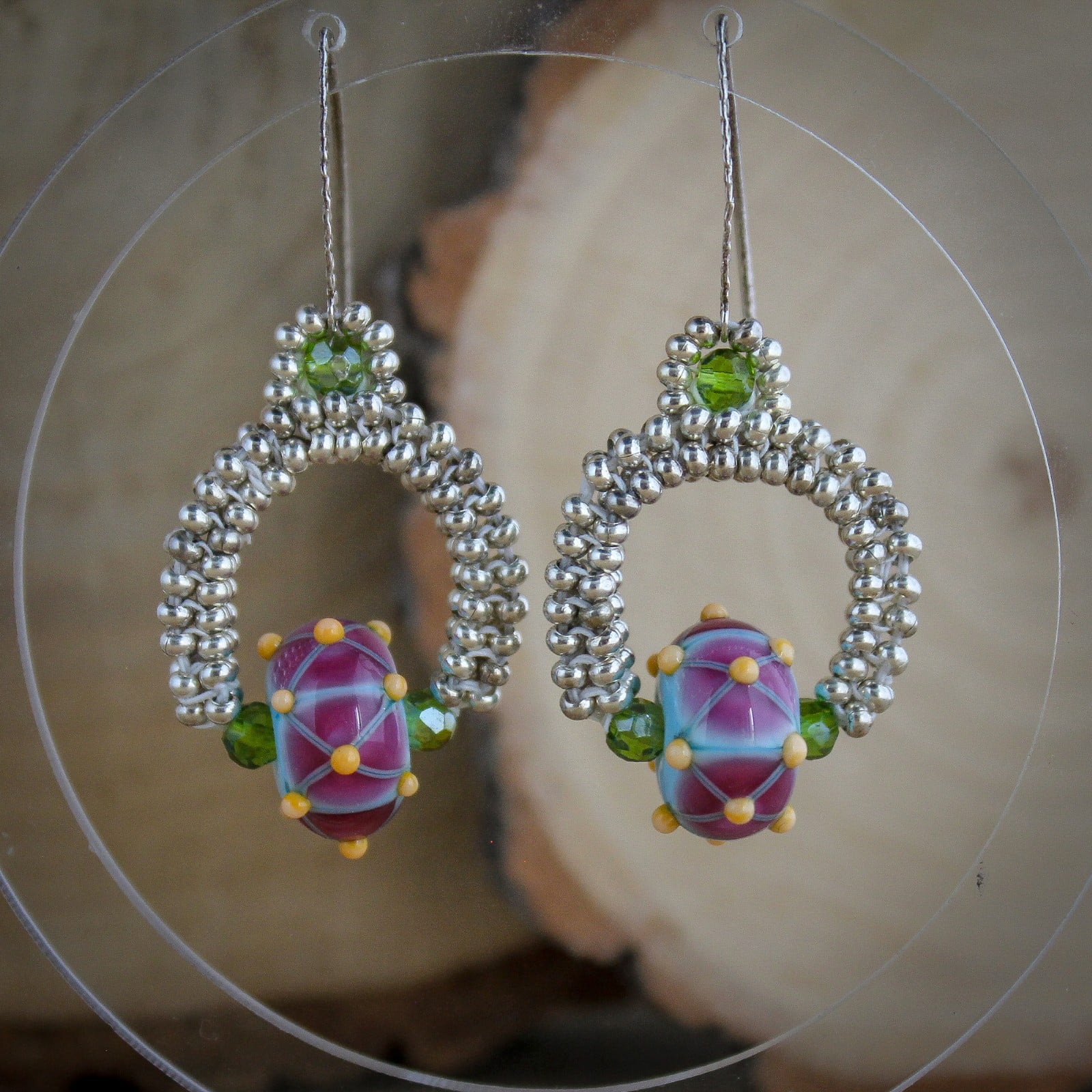 Ingetogen & kunstzinnig – Kleurrijke Oorbellen van Lampwork Glas en Zilver