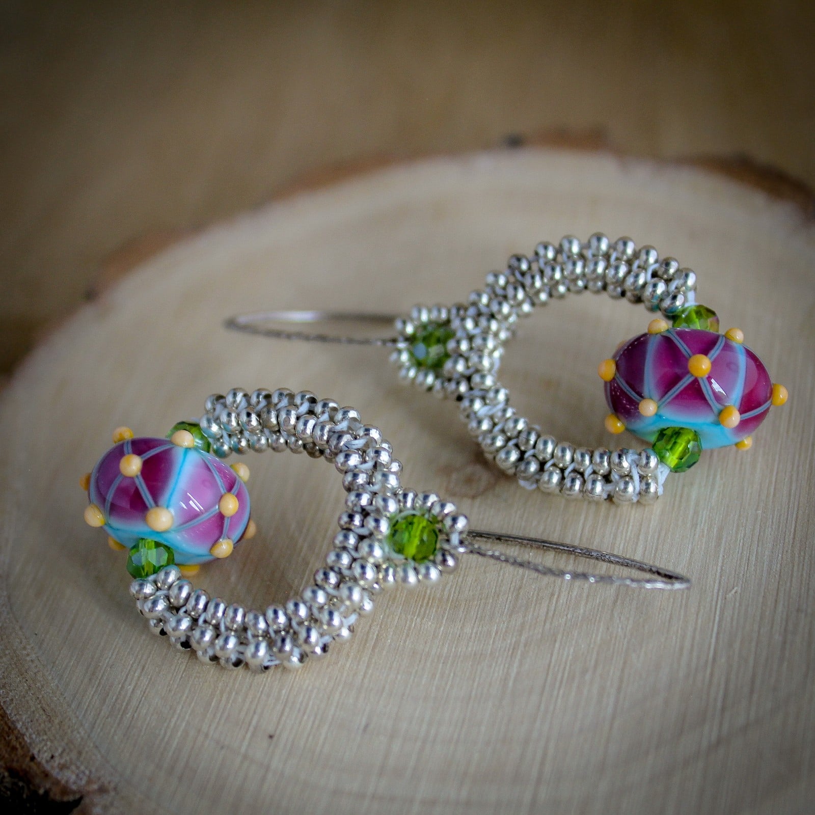 Ingetogen & kunstzinnig – Kleurrijke Oorbellen van Lampwork Glas en Zilver