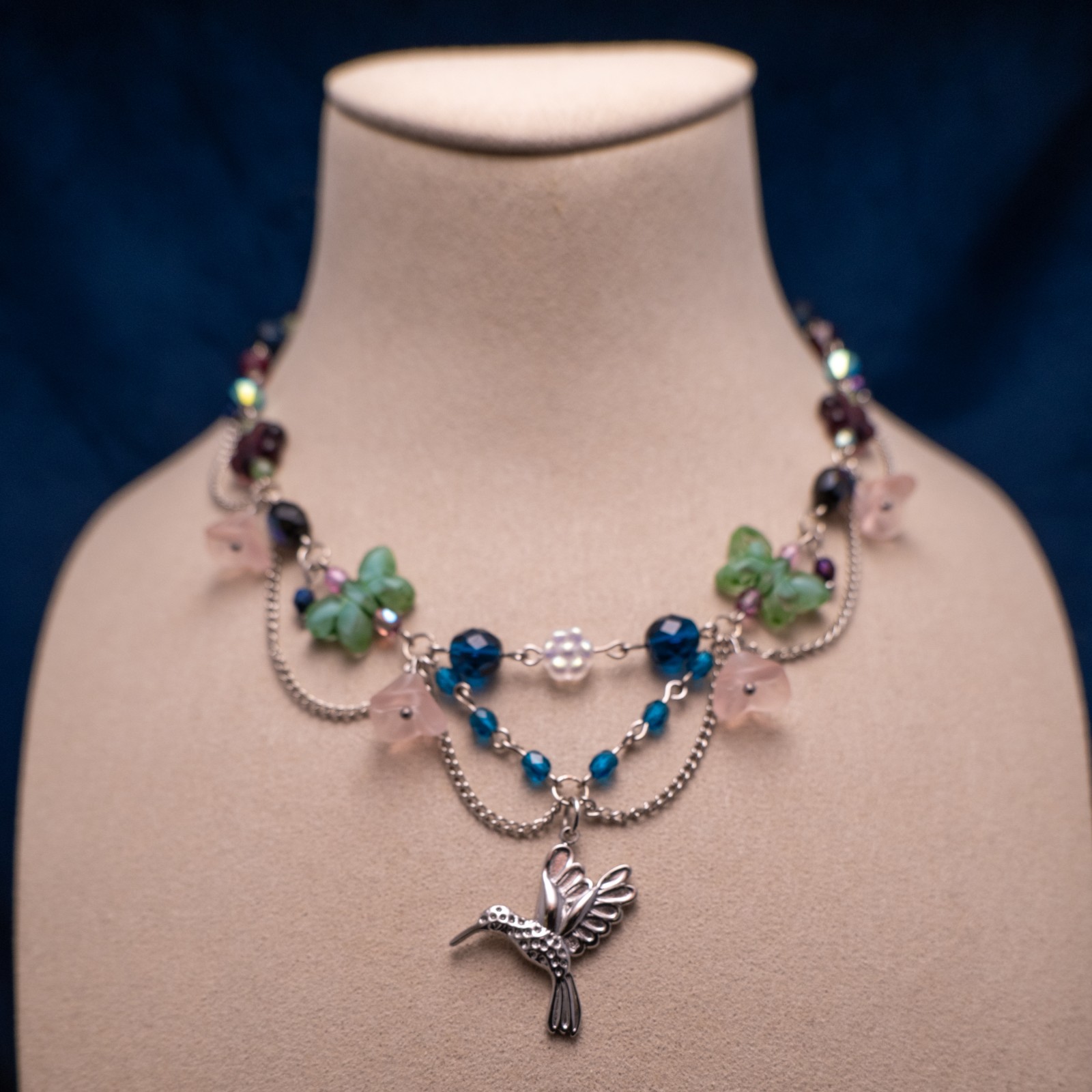 Ketting met kolibri en bloemenkralen