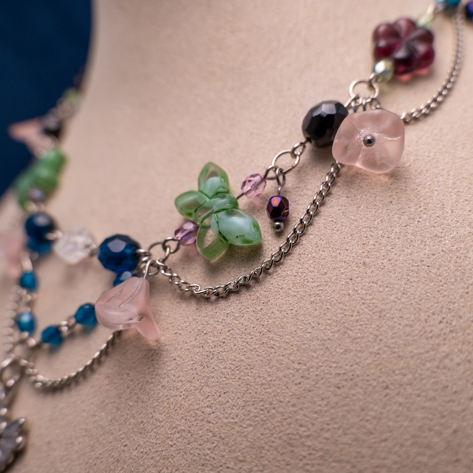 Ketting met kolibri en bloemenkralen