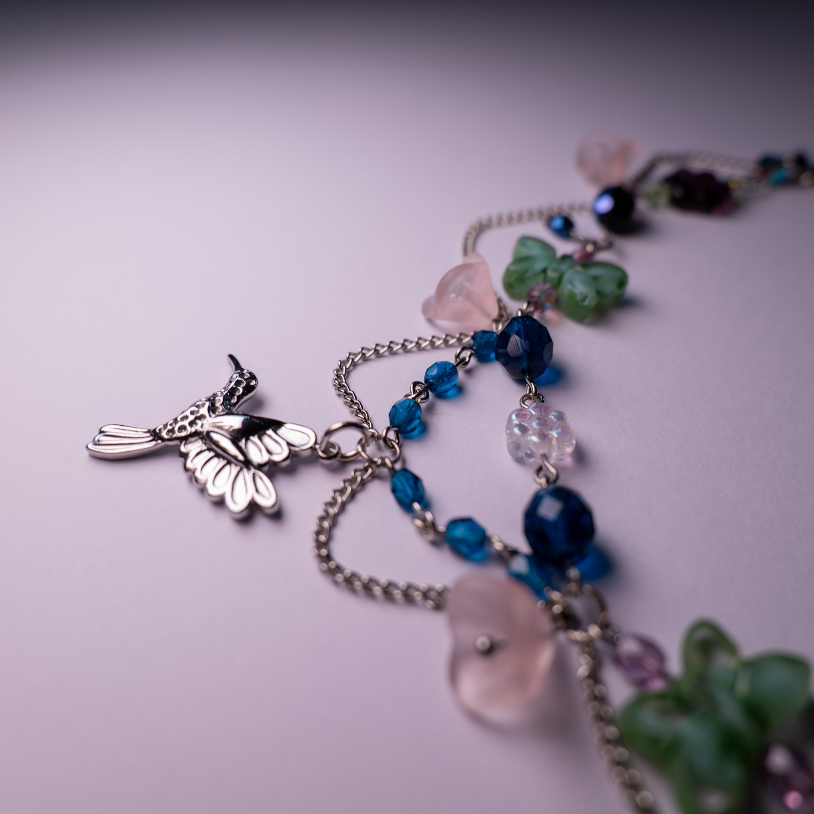 Ketting met kolibri en bloemenkralen