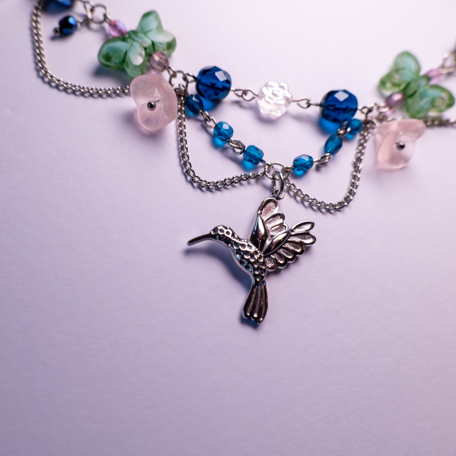 Ketting met kolibri en bloemenkralen