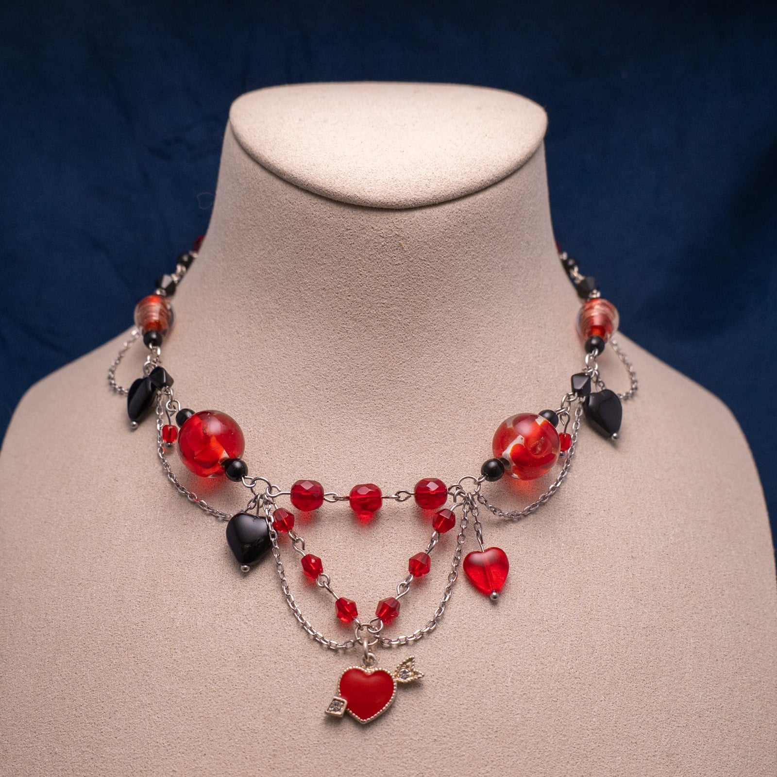 Romantische ketting met zwarte en rode glaskralen en hartjes - 113383 Romantische ketting met zwarte en rode glaskralen en hartjes