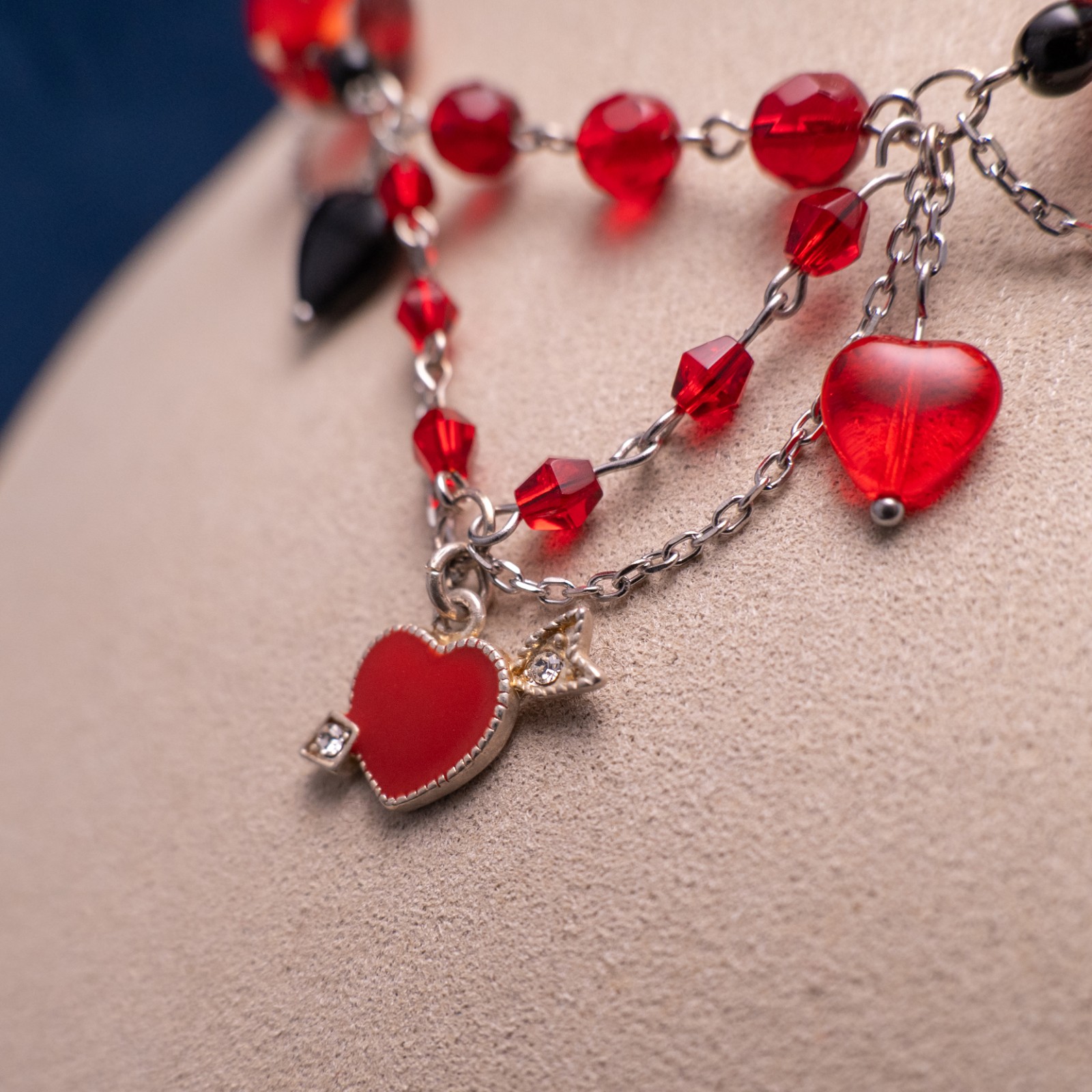 Romantische ketting met zwarte en rode glaskralen en hartjes - 113384 Romantische ketting met zwarte en rode glaskralen en hartjes