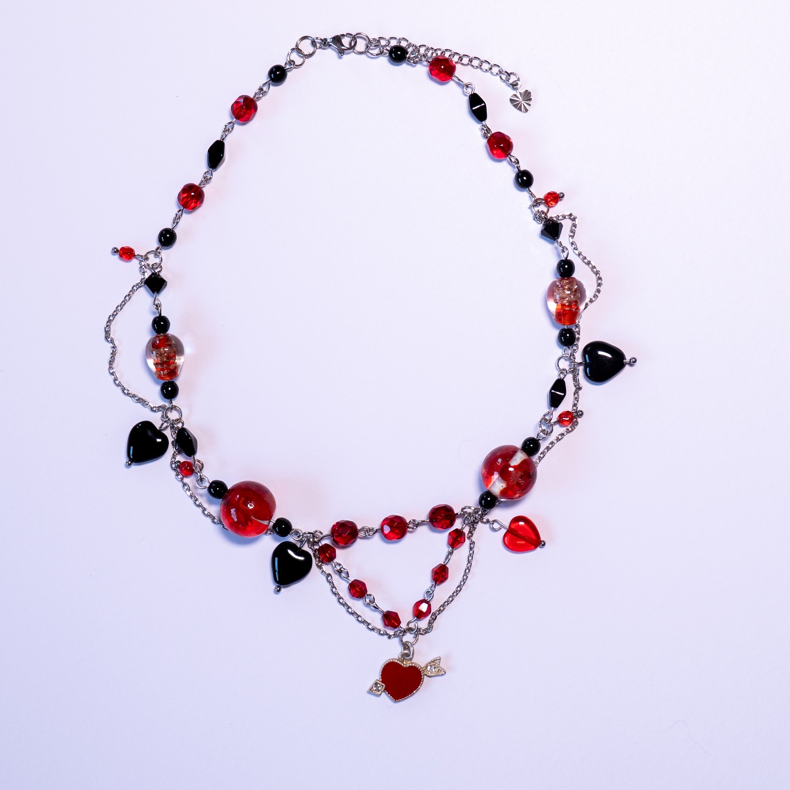 Romantische ketting met zwarte en rode glaskralen en hartjes - 113387 Romantische ketting met zwarte en rode glaskralen en hartjes