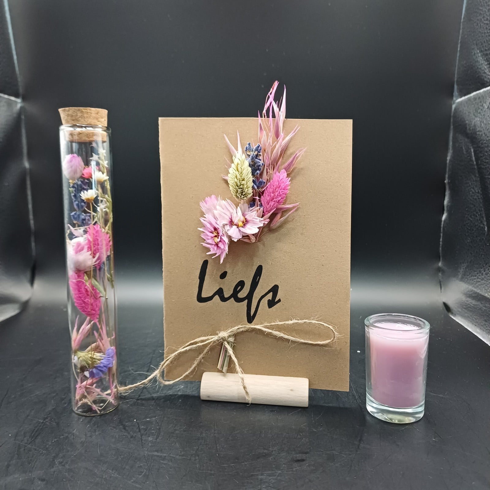 Wenskaart 'Liefs" met droogbloemen incl. houten houder voor de kaart … - 112185 Wenskaart 'Liefs" met droogbloemen incl. houten houder voor de kaart en een kaarsje