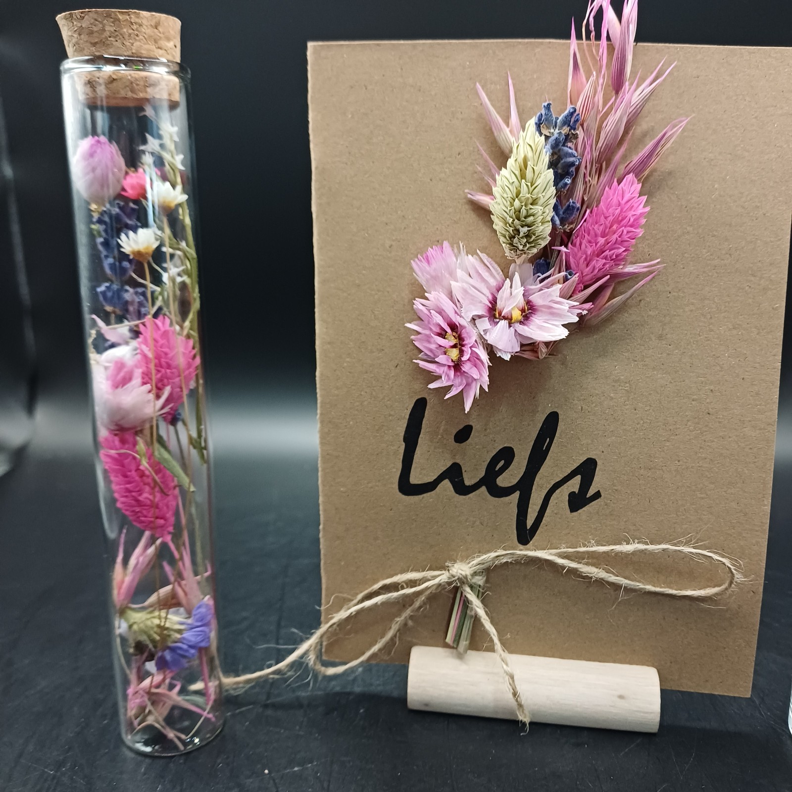 Wenskaart 'Liefs" met droogbloemen incl. houten houder voor de kaart … - 112186 Wenskaart 'Liefs" met droogbloemen incl. houten houder voor de kaart en een kaarsje