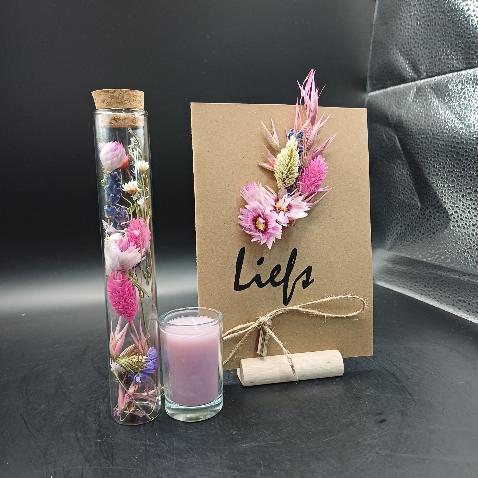 Wenskaart 'Liefs" met droogbloemen incl. houten houder voor de kaart … - 112192 Wenskaart 'Liefs" met droogbloemen incl. houten houder voor de kaart en een kaarsje