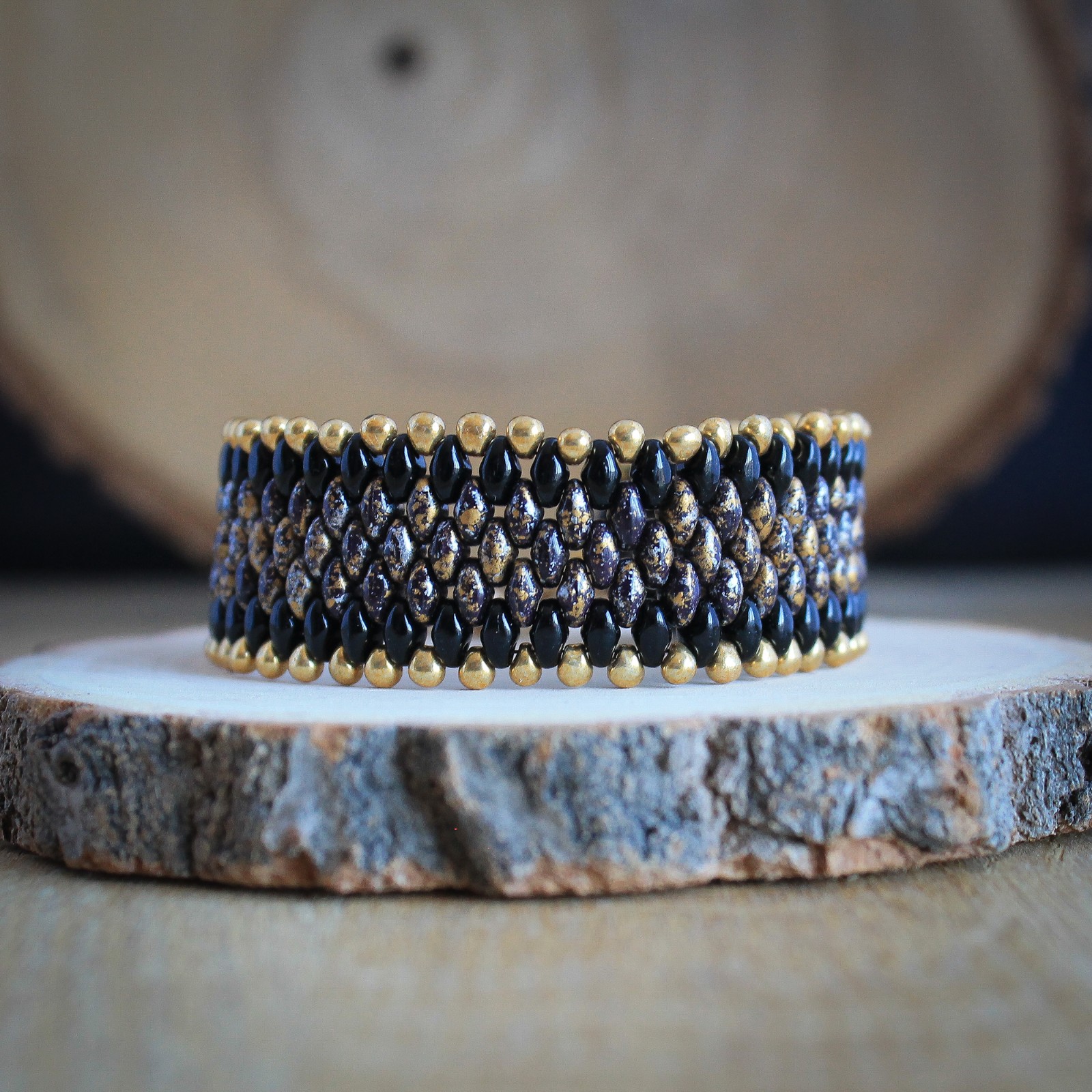 Chic & Sensueel, slangenpatroon armband in zwart en goud