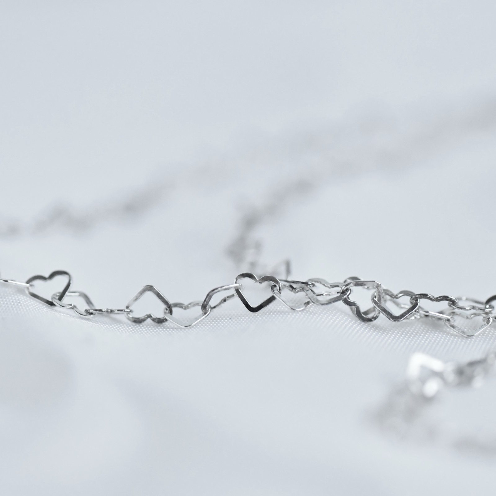 Collier opgebouwd uit verfijnde hartjes als schakels - stijlvol, romantisch en uniek.