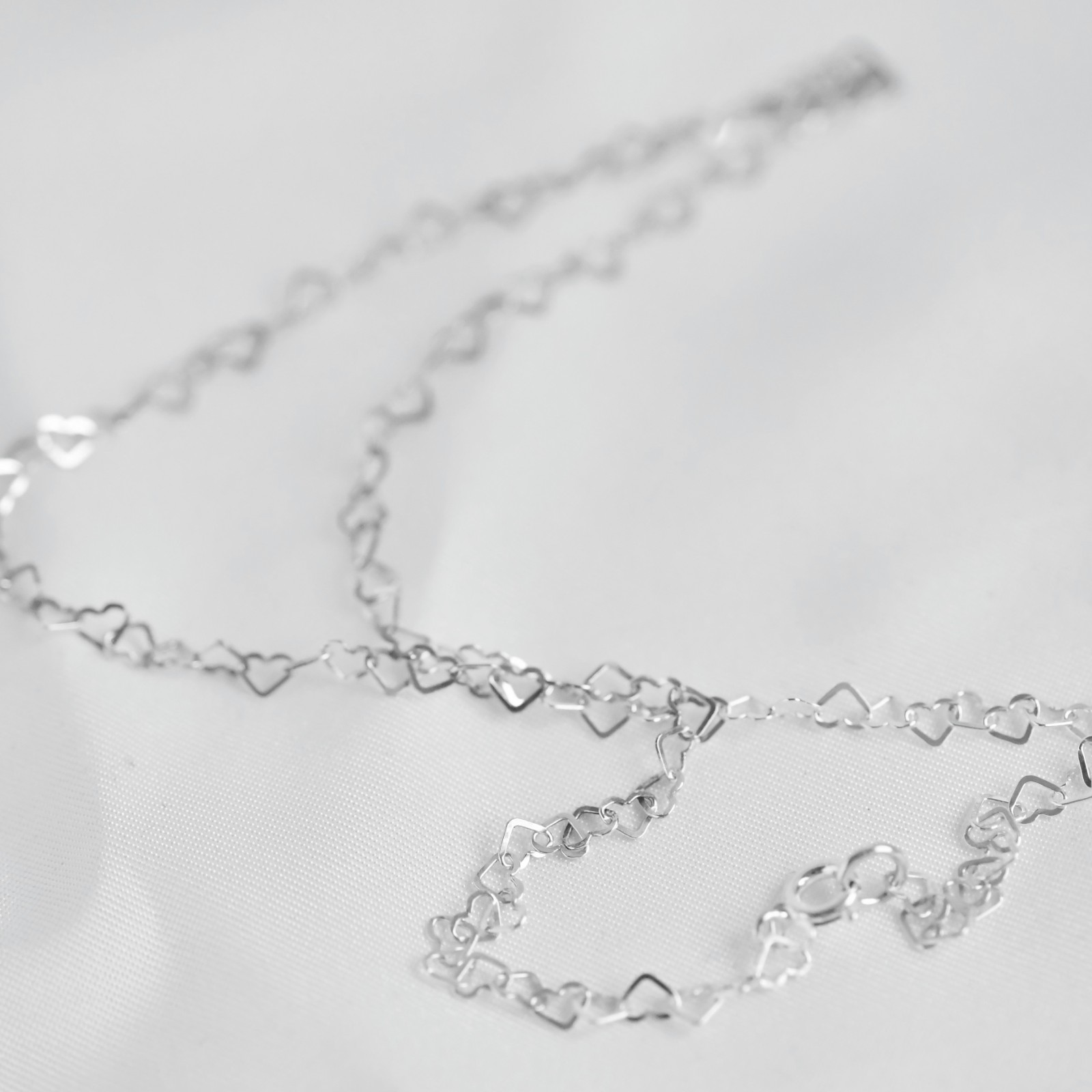 Collier opgebouwd uit verfijnde hartjes als schakels - stijlvol, romantisch en uniek.