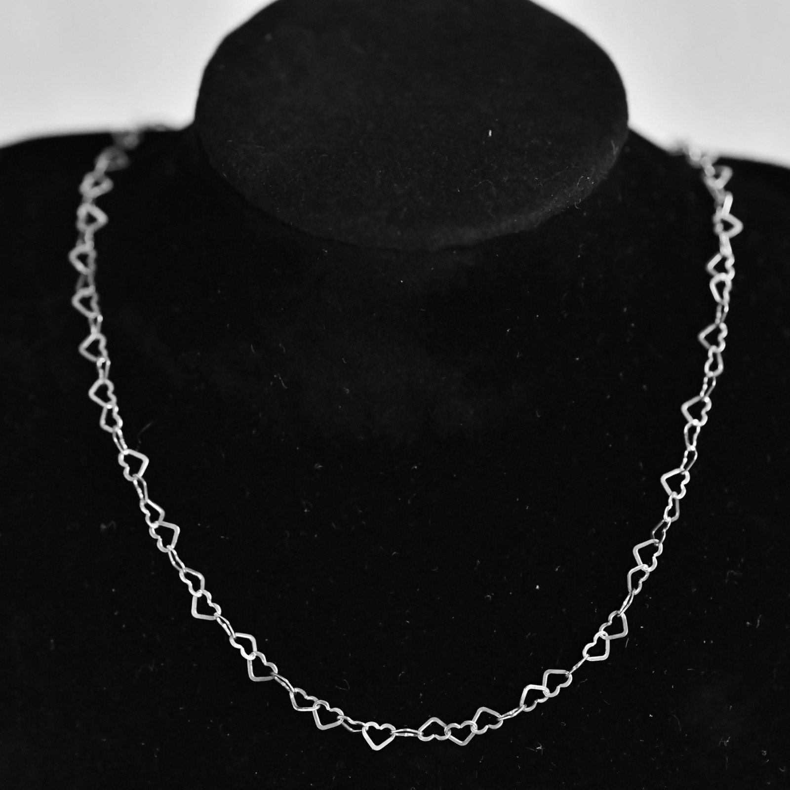 Collier opgebouwd uit verfijnde hartjes als schakels - stijlvol, romantisch en uniek.