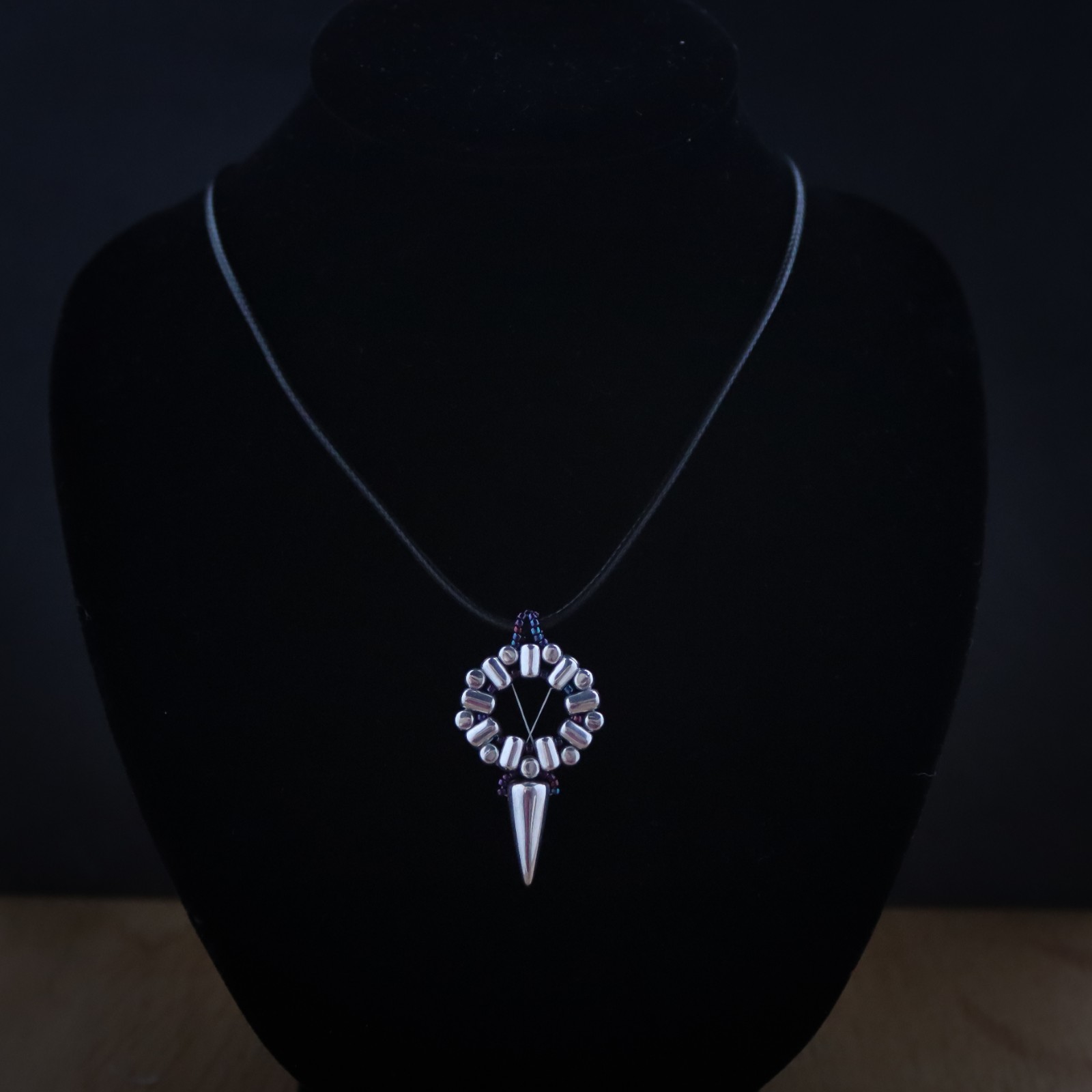 Grafisch & Eigenwijs, minimalistische hanger met zichtbaar weefdraad