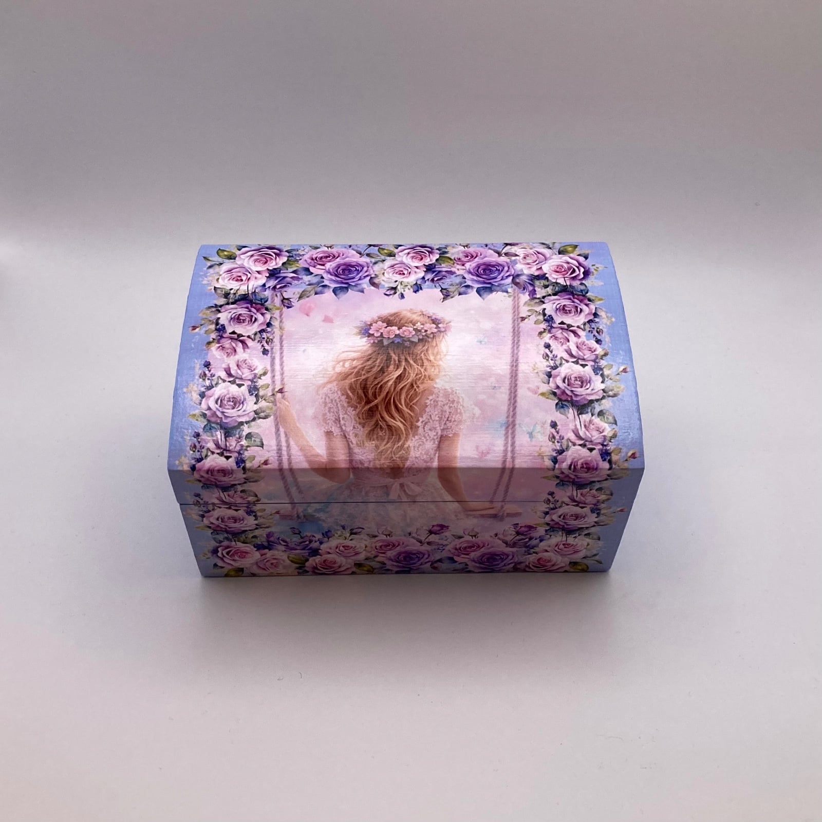 Handgedecoreerde bamboe sieradendoos ‘Girl on a swing’