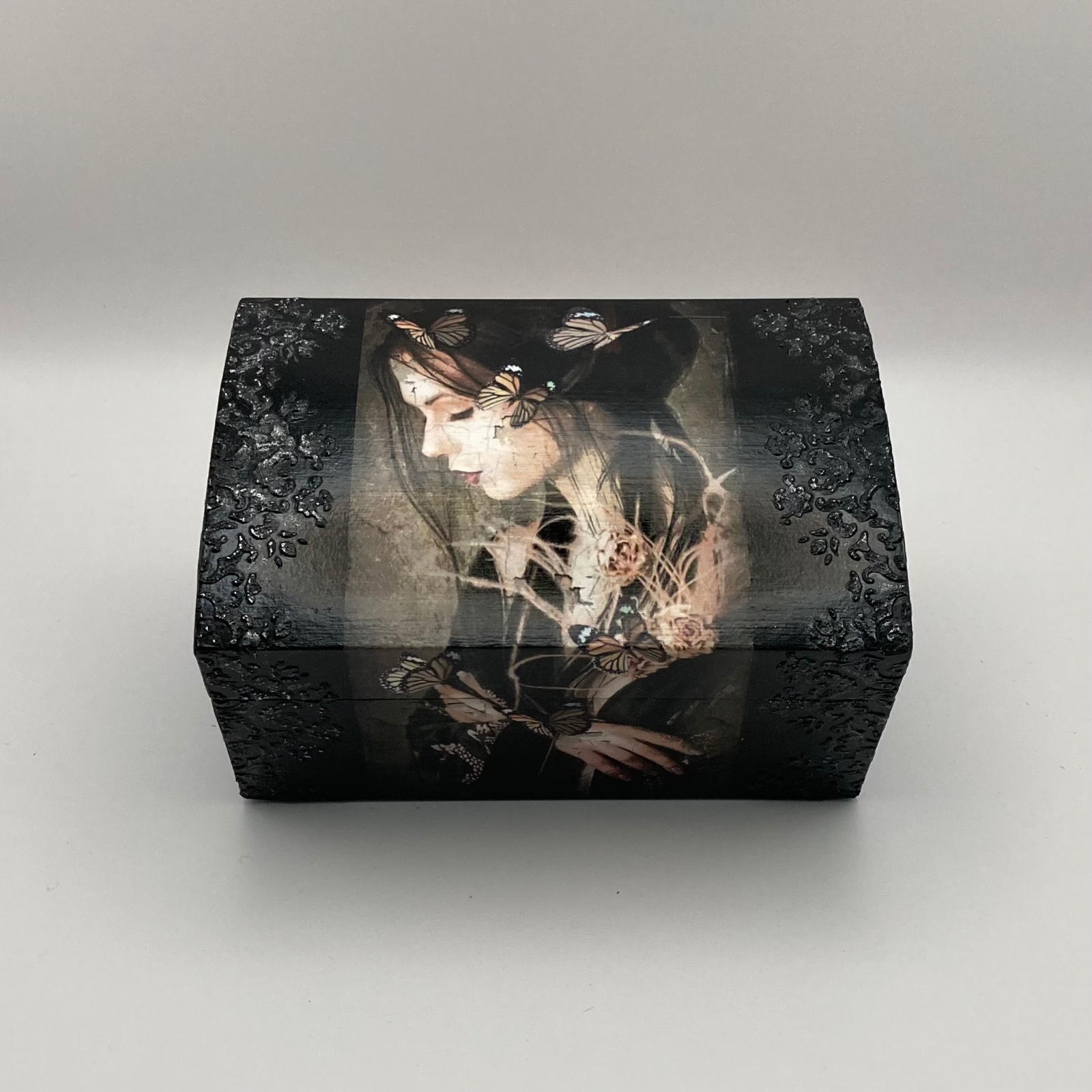 Handgedecoreerde bamboe sieradendoos ‘Silent Wings’