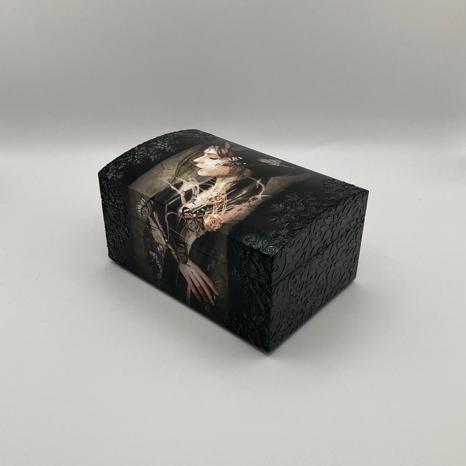 Handgedecoreerde bamboe sieradendoos ‘Silent Wings’