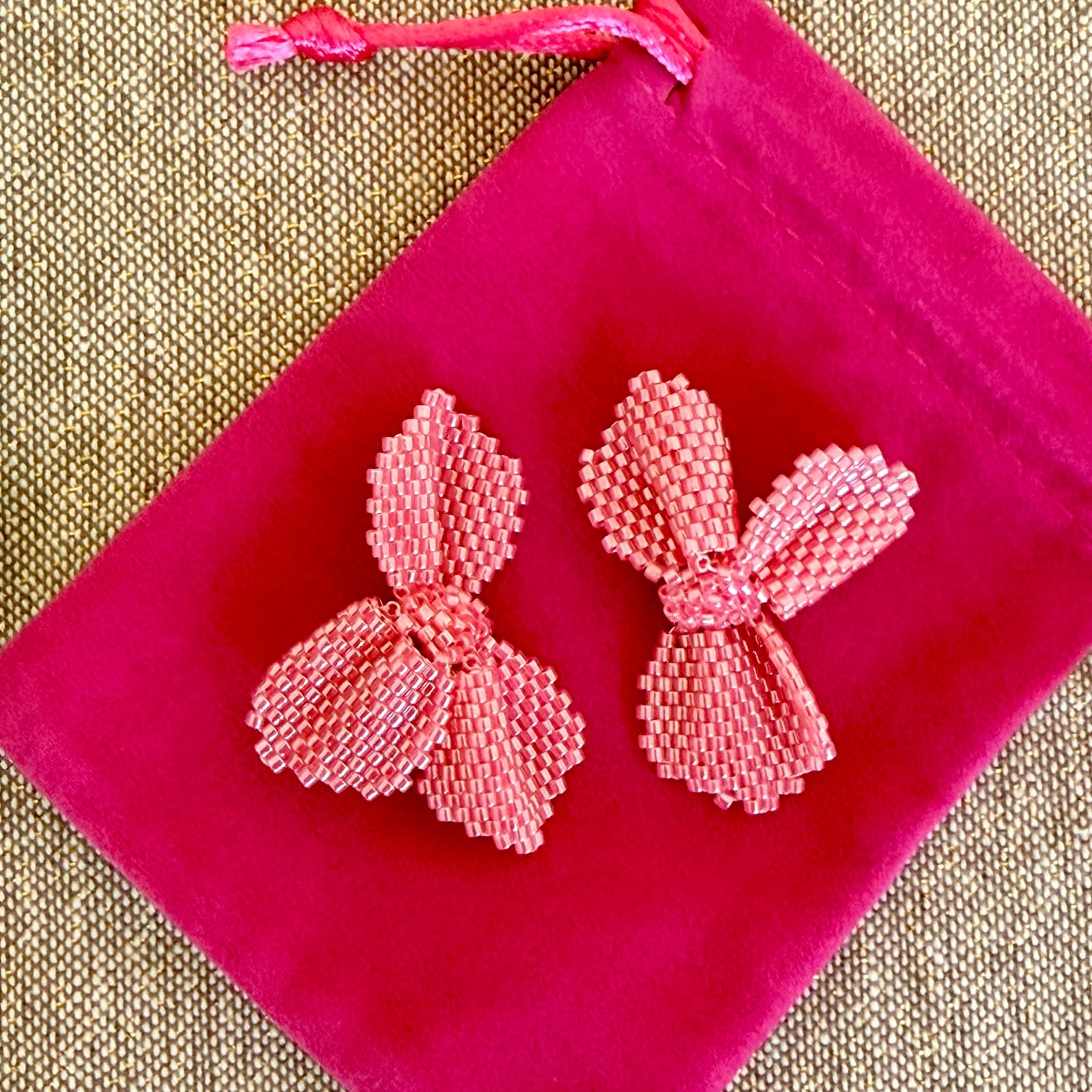 Handgemaakte bloem oorbellen met drie blaadjes – statement studs