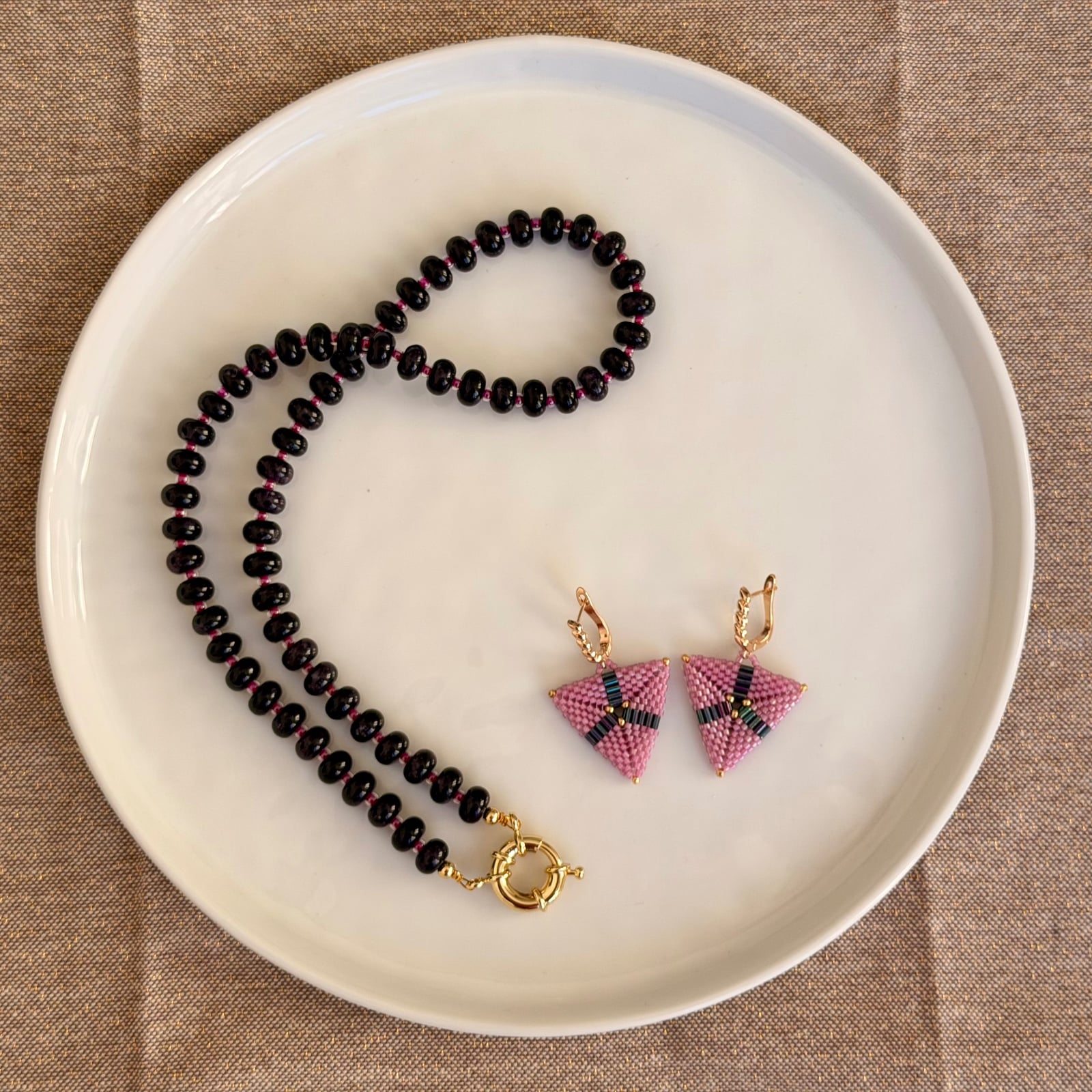 Handgemaakte glanzende driehoek oorbellen - roze