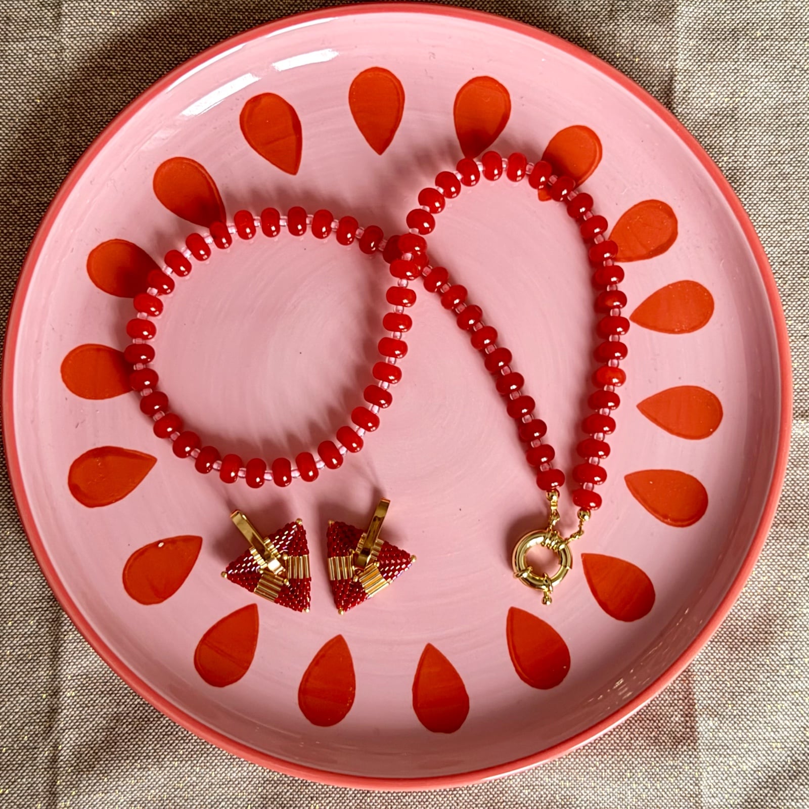 Handgemaakte glanzende driehoek oorbellen - rood